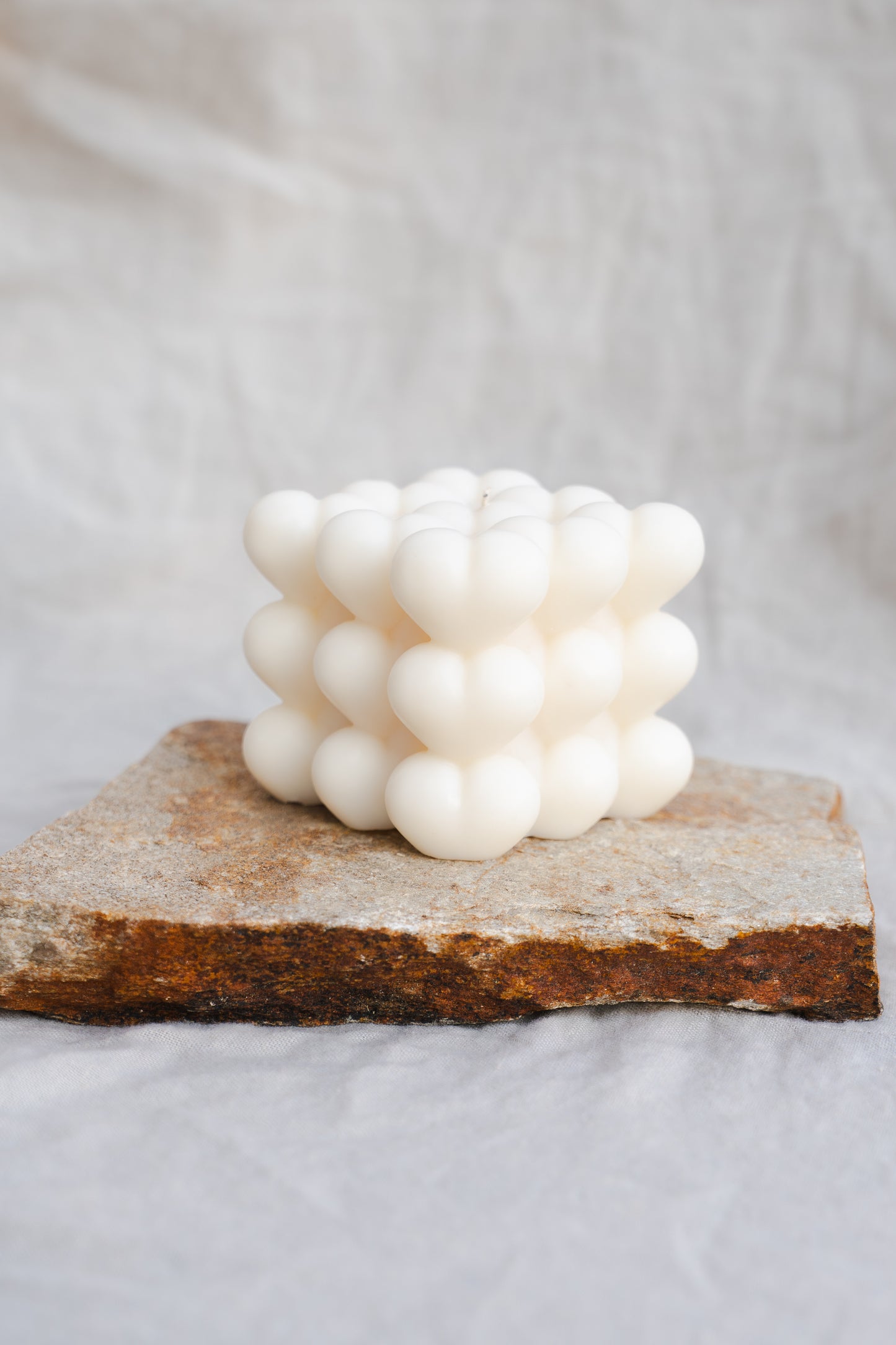 Lumânare parfumată cu model de inimi – turnată manual din ceară naturală de soia