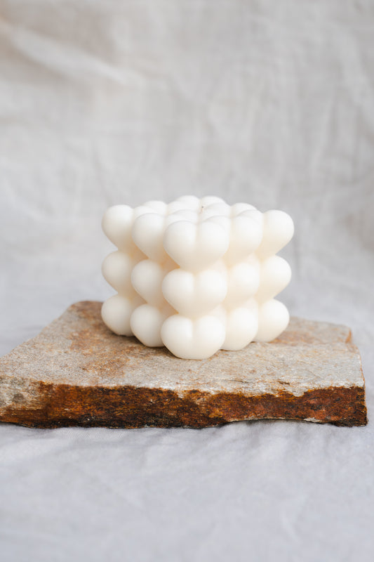 Lumânare parfumată cu model de inimi – turnată manual din ceară naturală de soia