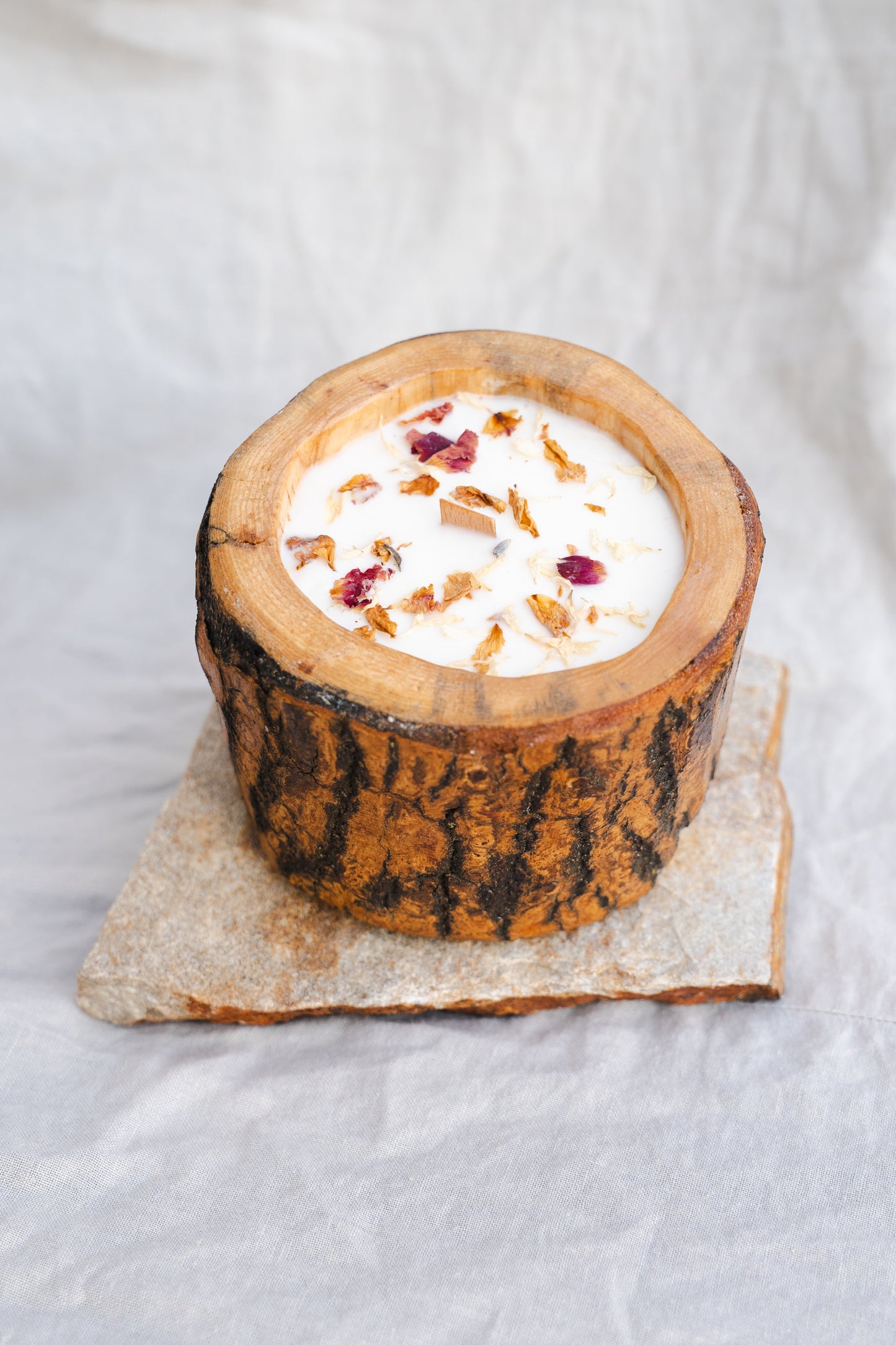 Lumânare parfumată din ceară de soia – în recipient din lemn cu scoarță, decorată cu flori uscate