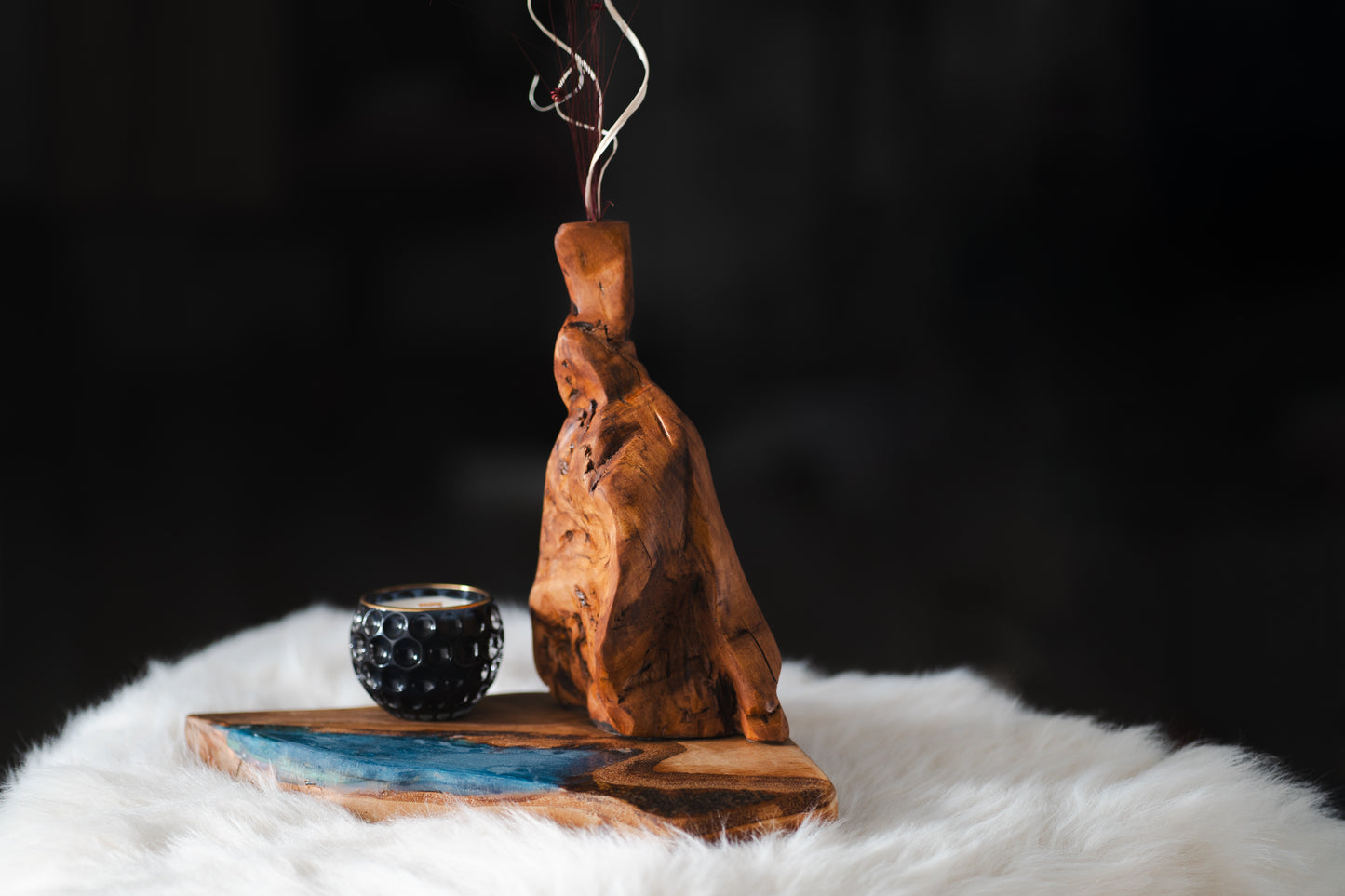 Set cadou handmade – vază din lemn masiv, lumânare parfumată pe suport din lemn și rășină epoxidică albastră