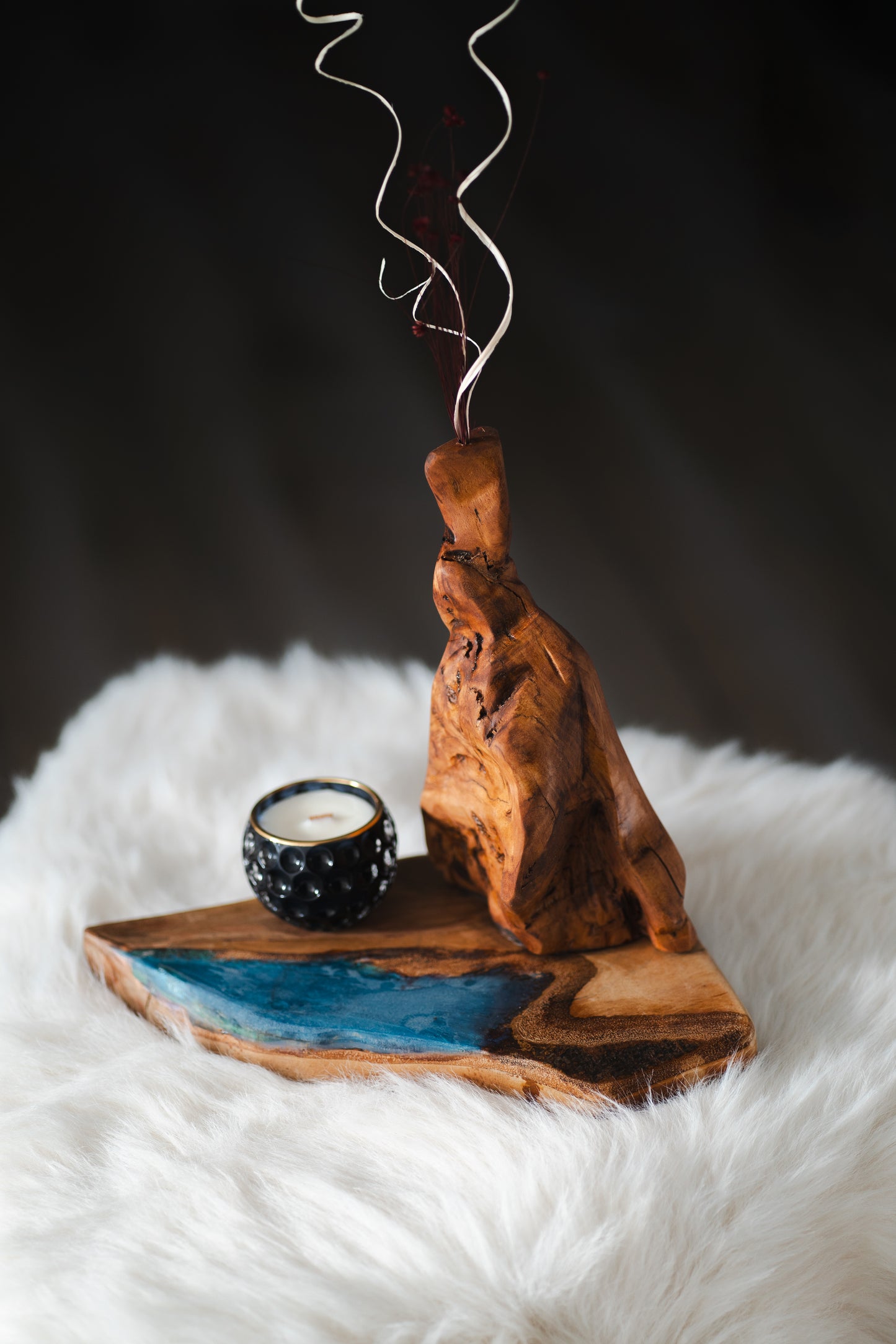 Set cadou handmade – vază din lemn masiv, lumânare parfumată pe suport din lemn și rășină epoxidică albastră
