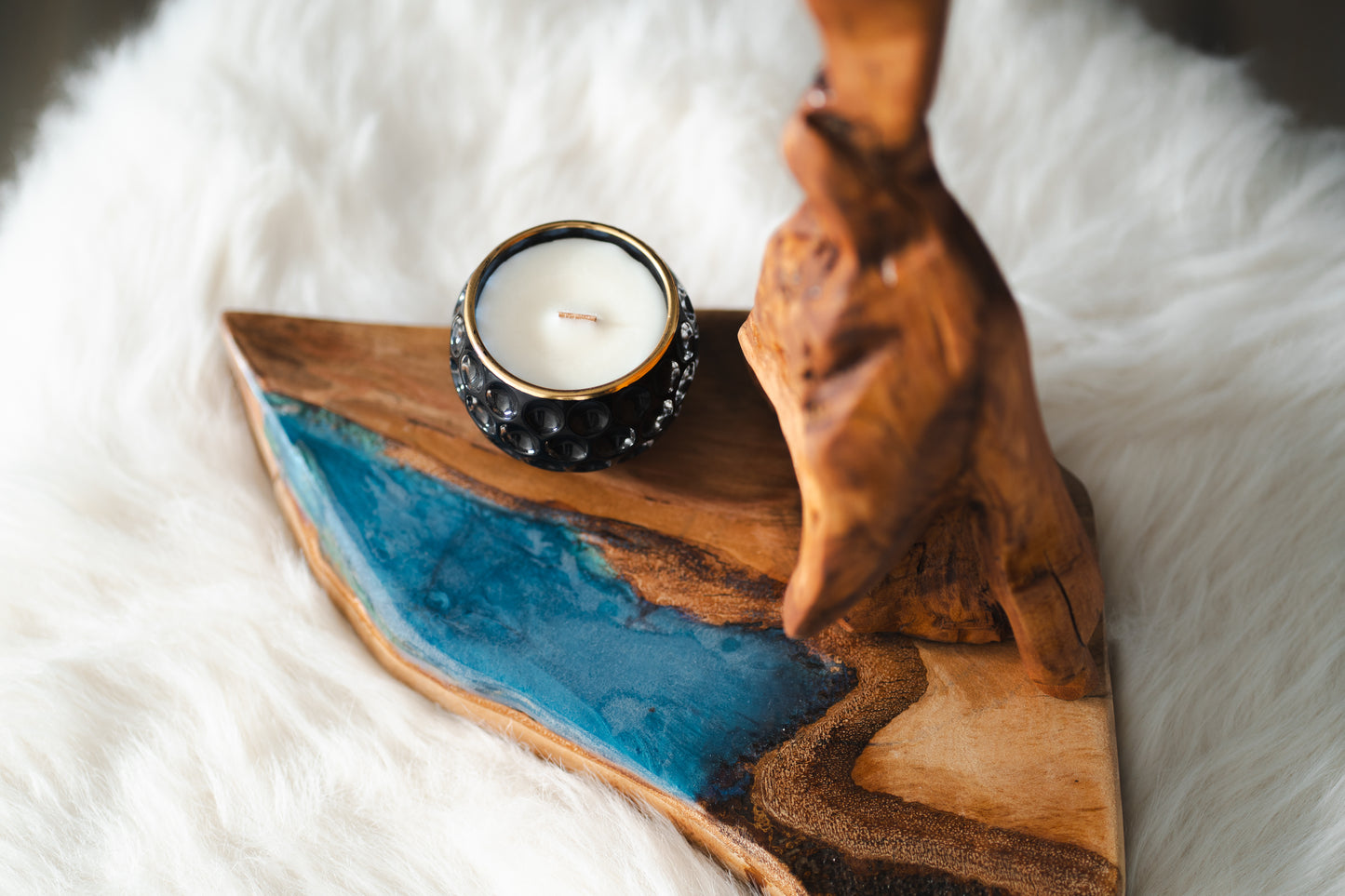 Set cadou handmade – vază din lemn masiv, lumânare parfumată pe suport din lemn și rășină epoxidică albastră