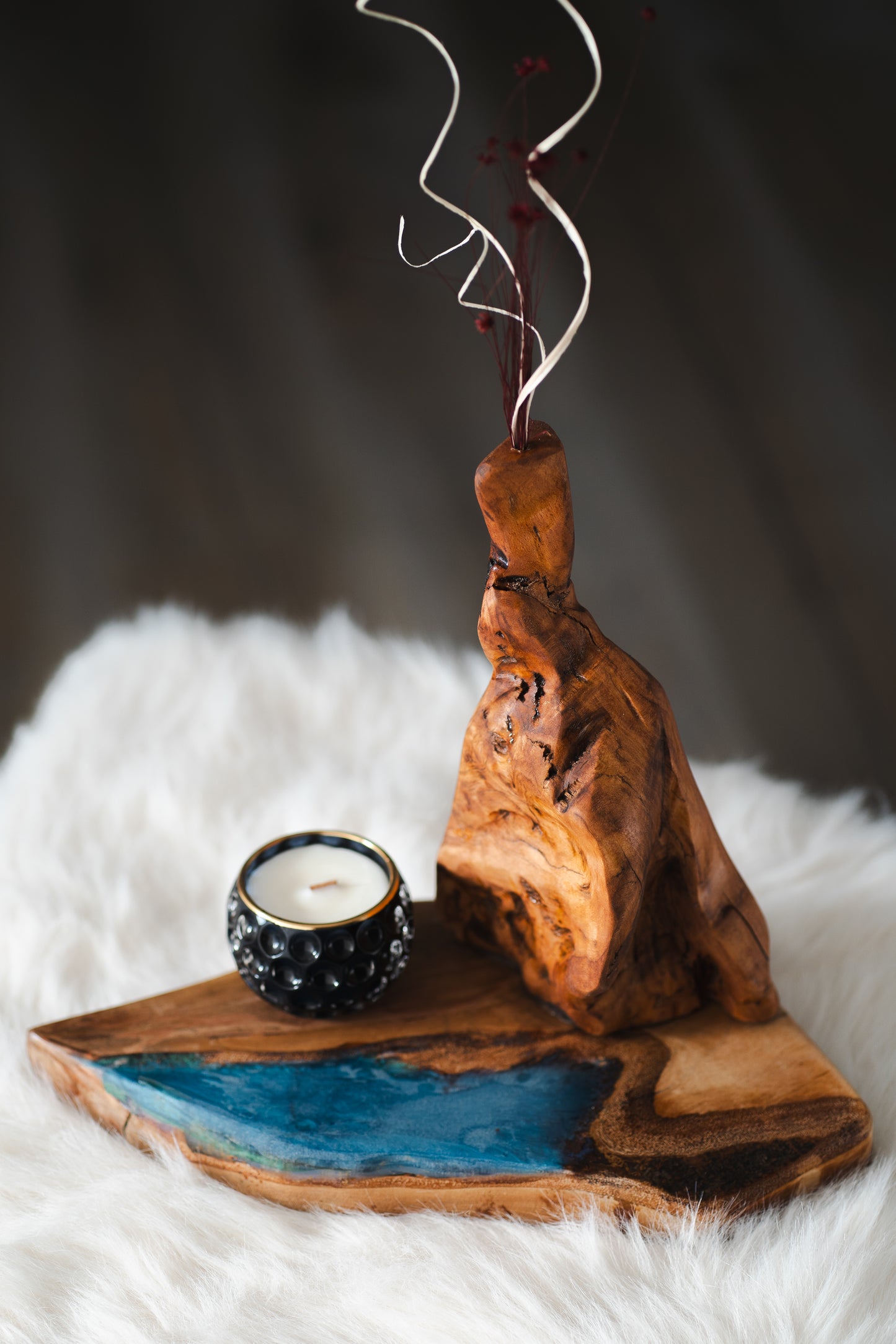 Set cadou handmade – vază din lemn masiv, lumânare parfumată pe suport din lemn și rășină epoxidică albastră