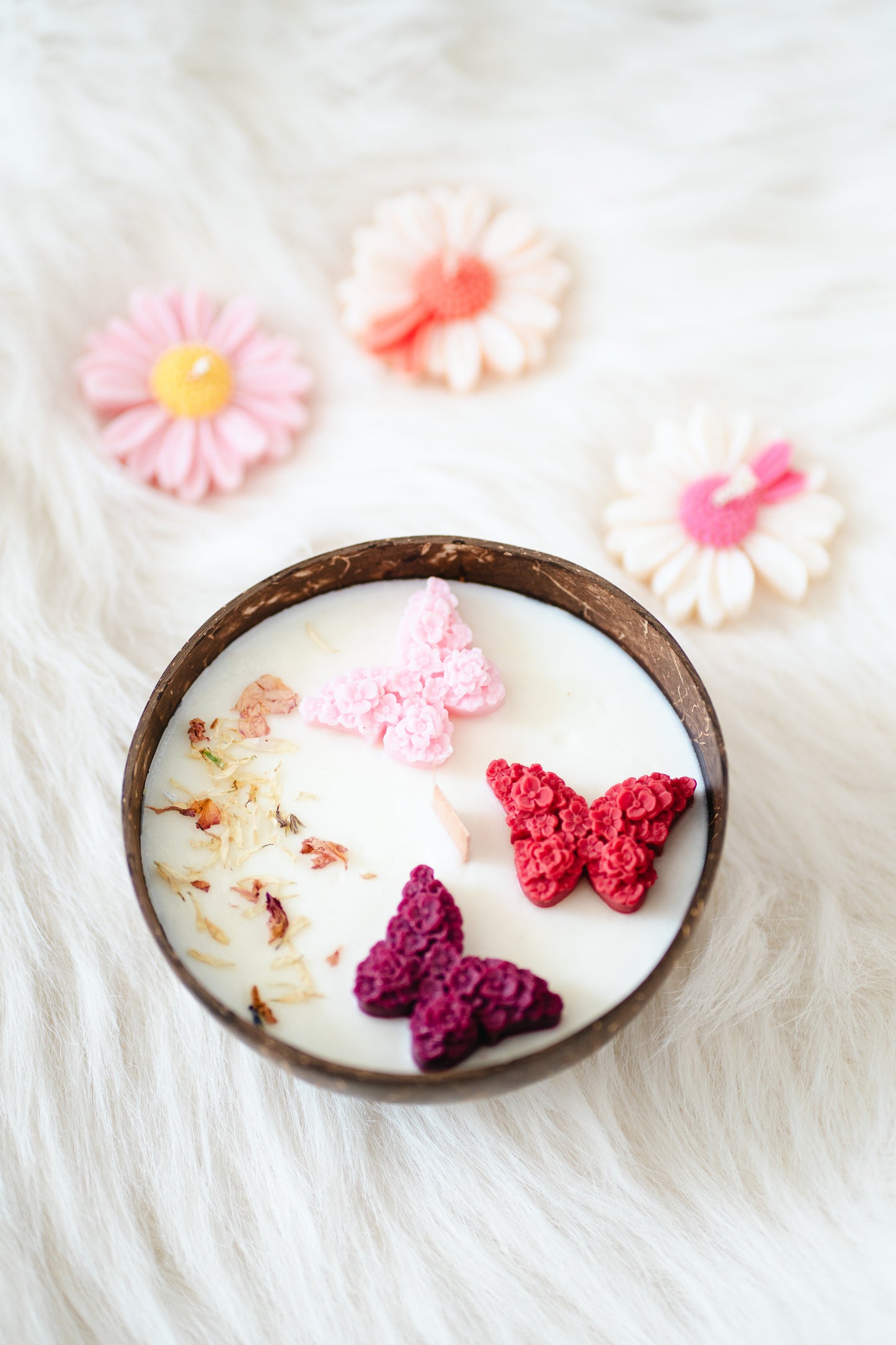 Lumânare parfumată din ceară de soia – în coajă de nucă de cocos