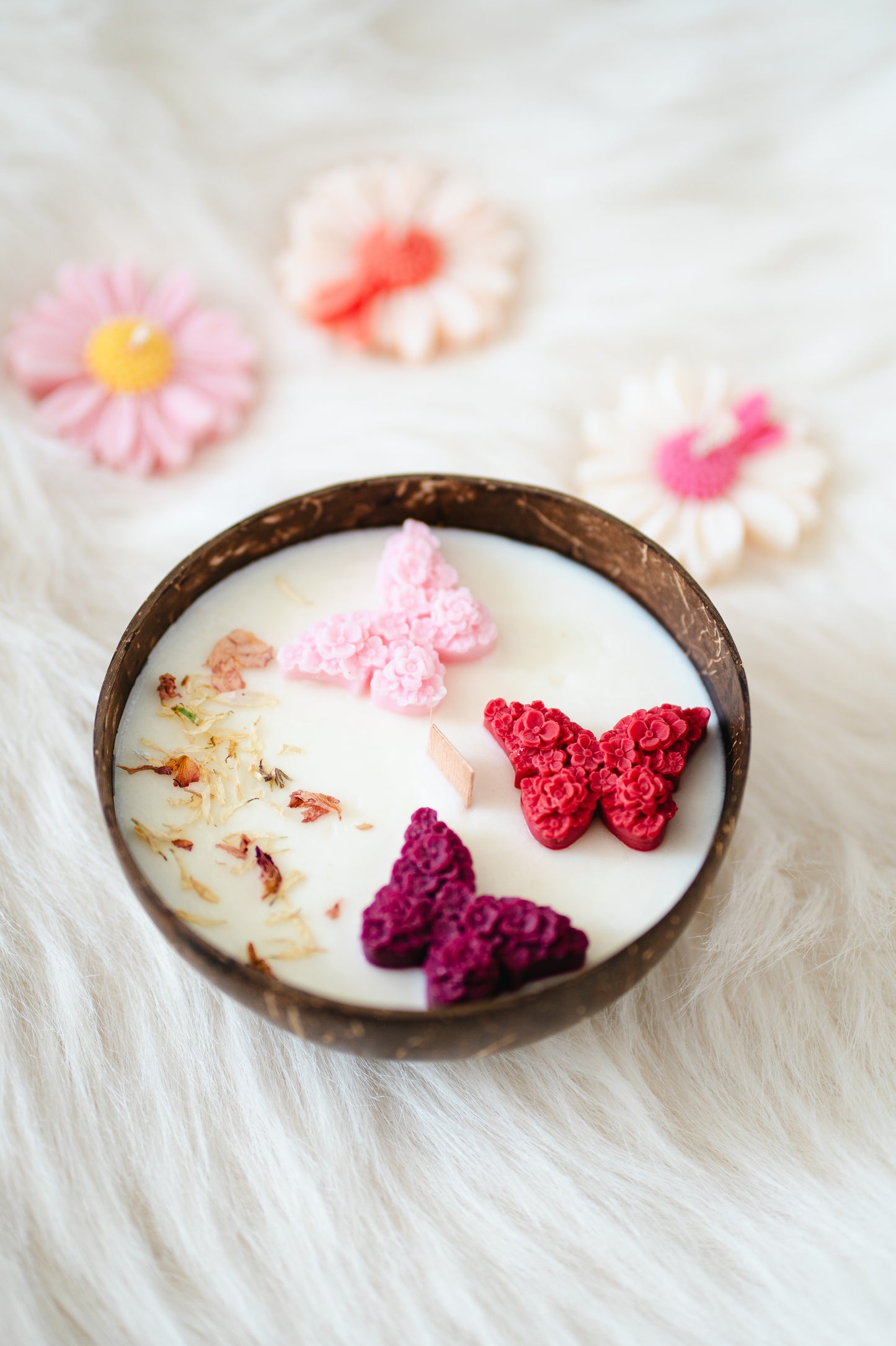 Lumânare parfumată din ceară de soia – în coajă de nucă de cocos