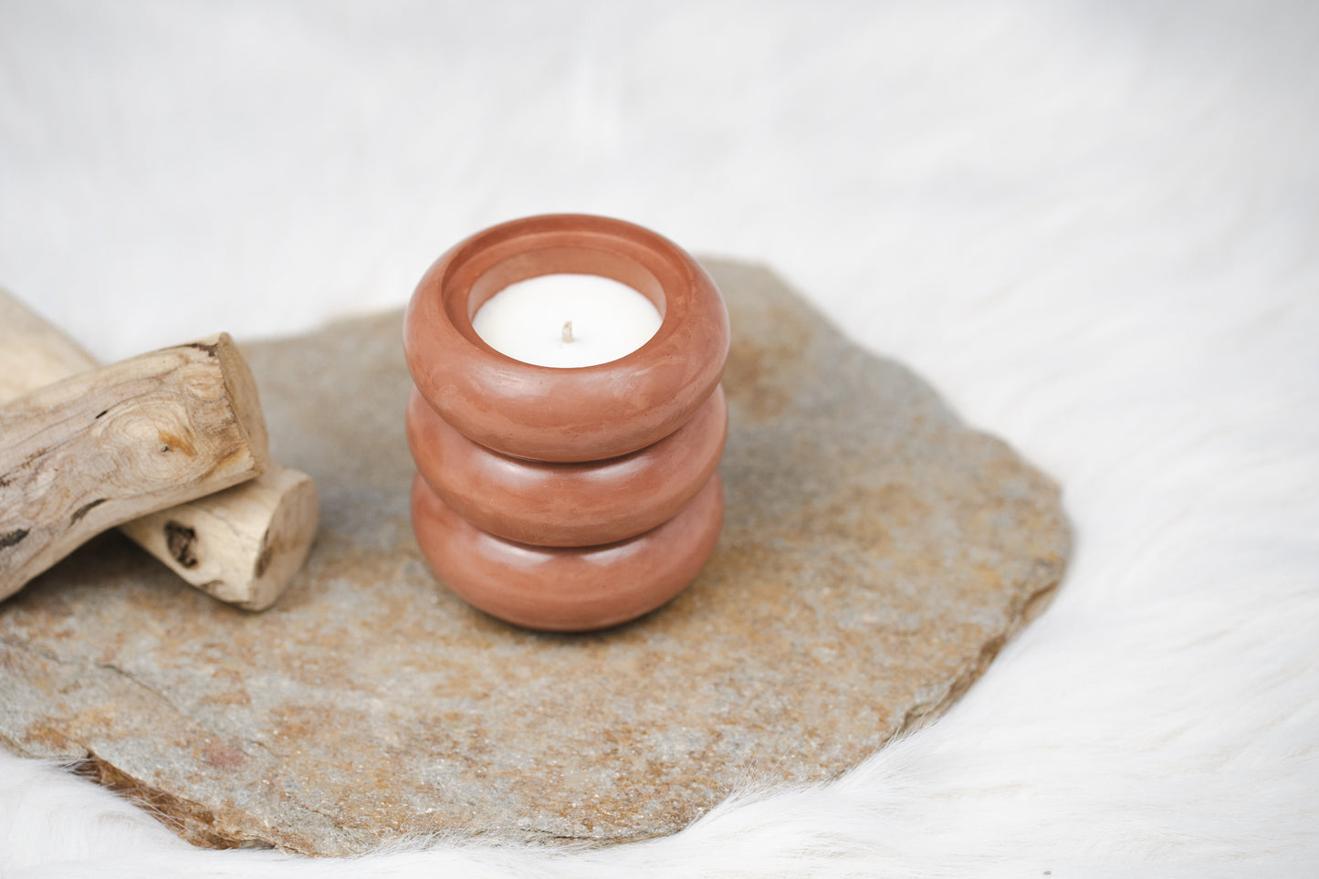 Lumânare parfumată din ceară de soia – recipient ceramic handmade, design minimalist