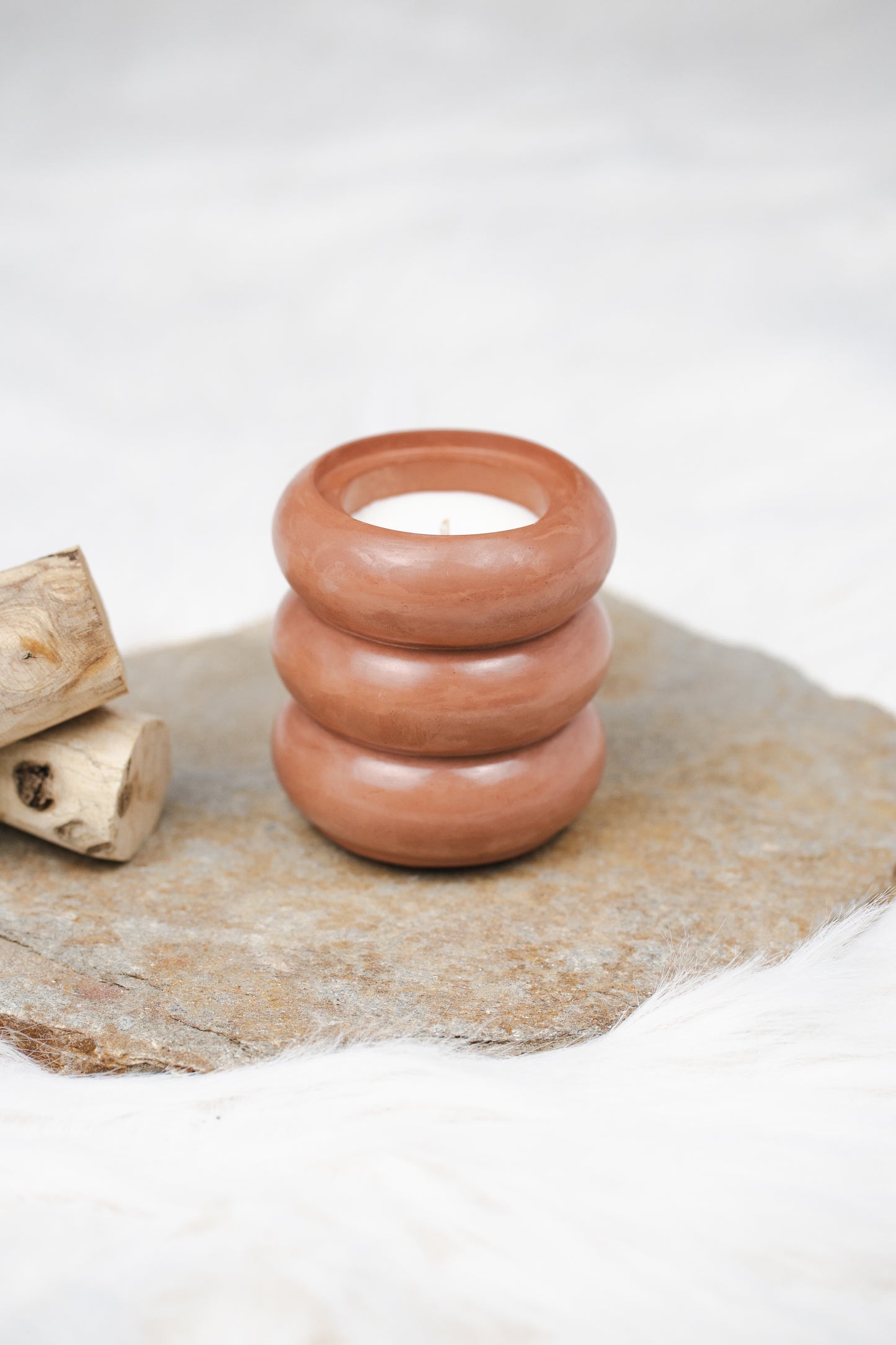 Lumânare parfumată din ceară de soia – recipient ceramic handmade, design minimalist