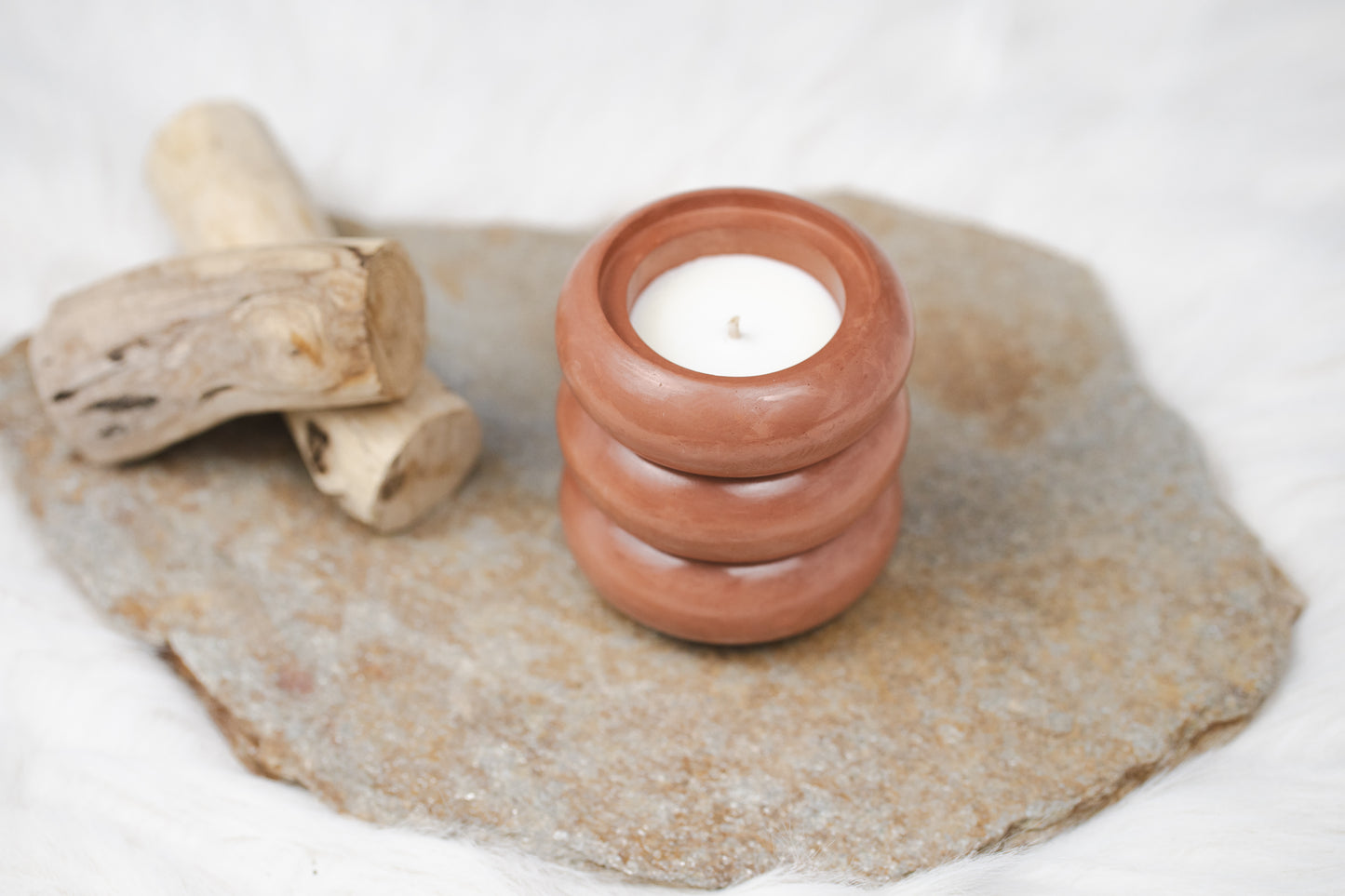 Lumânare parfumată din ceară de soia – recipient ceramic handmade, design minimalist