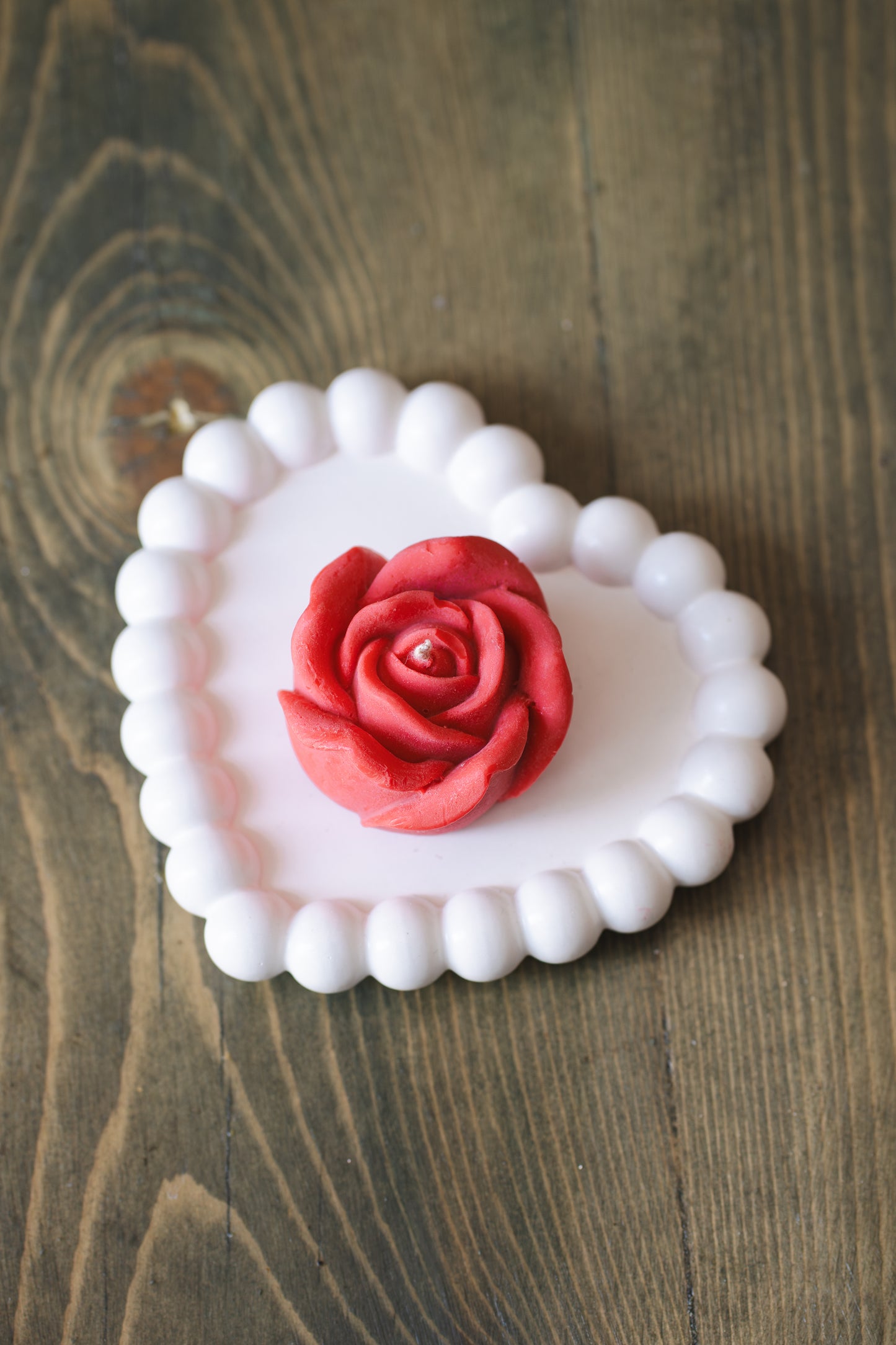 Set cadou handmade – tavă inimă din ceramică și lumânare parfumată în formă de trandafir