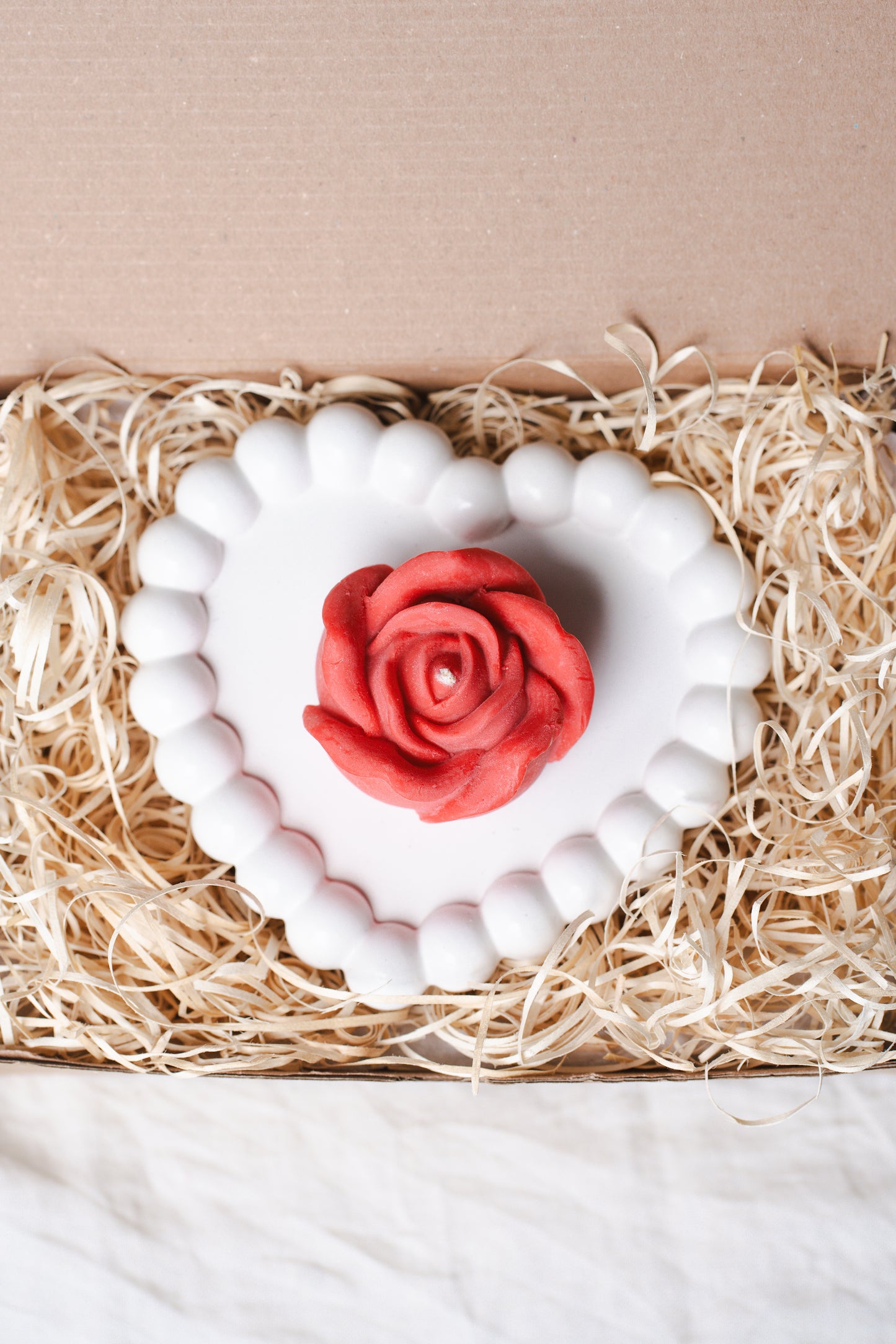 Set cadou handmade – tavă inimă din ceramică și lumânare parfumată în formă de trandafir