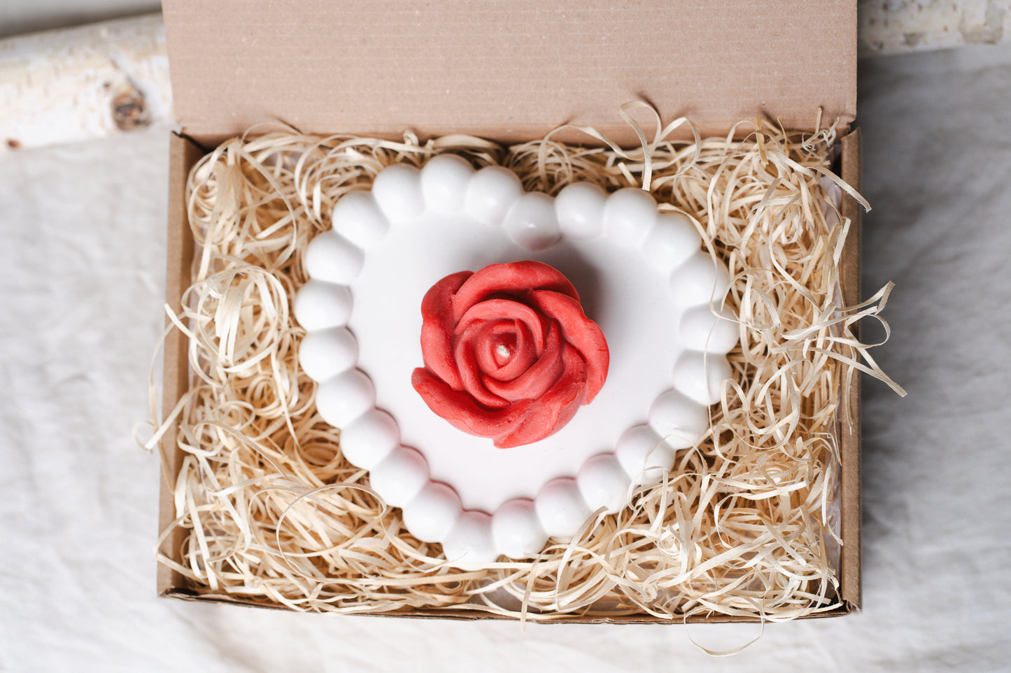 Set cadou handmade – tavă inimă din ceramică și lumânare parfumată în formă de trandafir