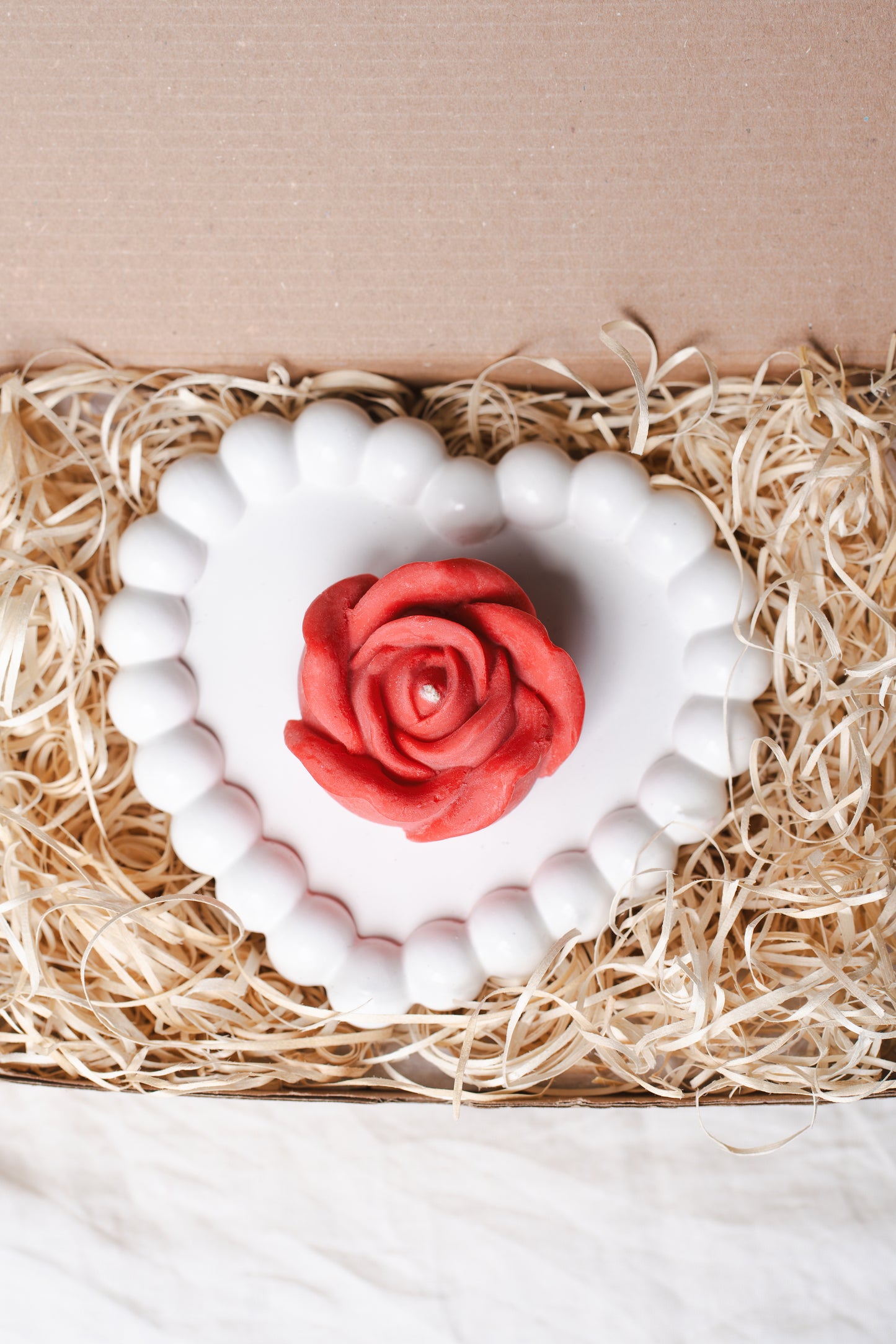 Set cadou handmade – tavă inimă din ceramică și lumânare parfumată în formă de trandafir