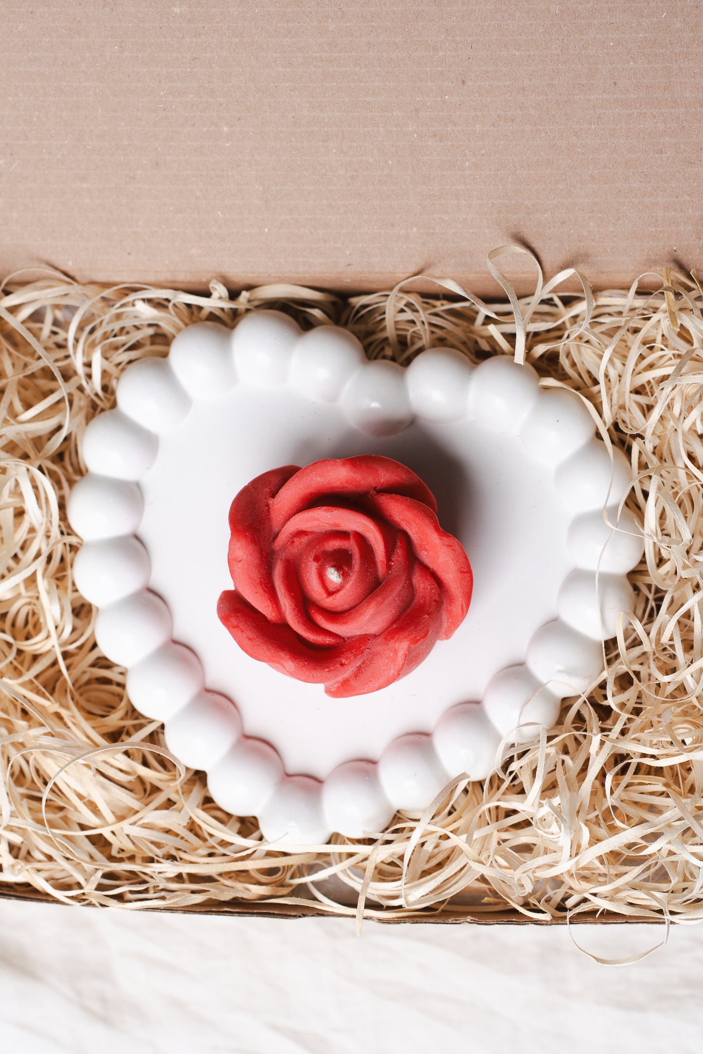 Set cadou handmade – tavă inimă din ceramică și lumânare parfumată în formă de trandafir