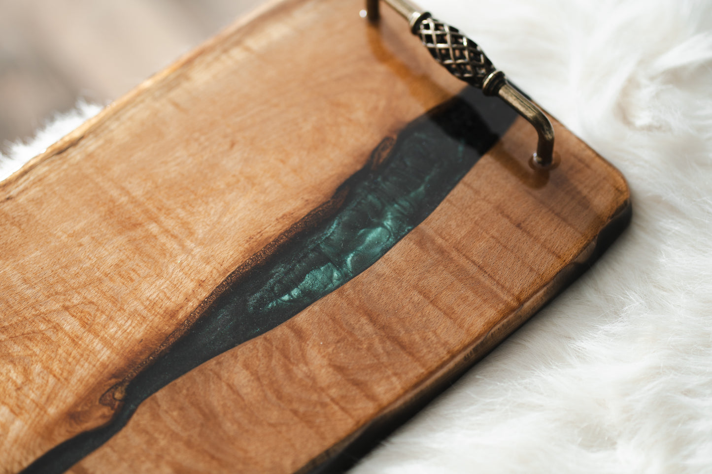 🪵 Tavă de servire din lemn masiv și rășină epoxidică