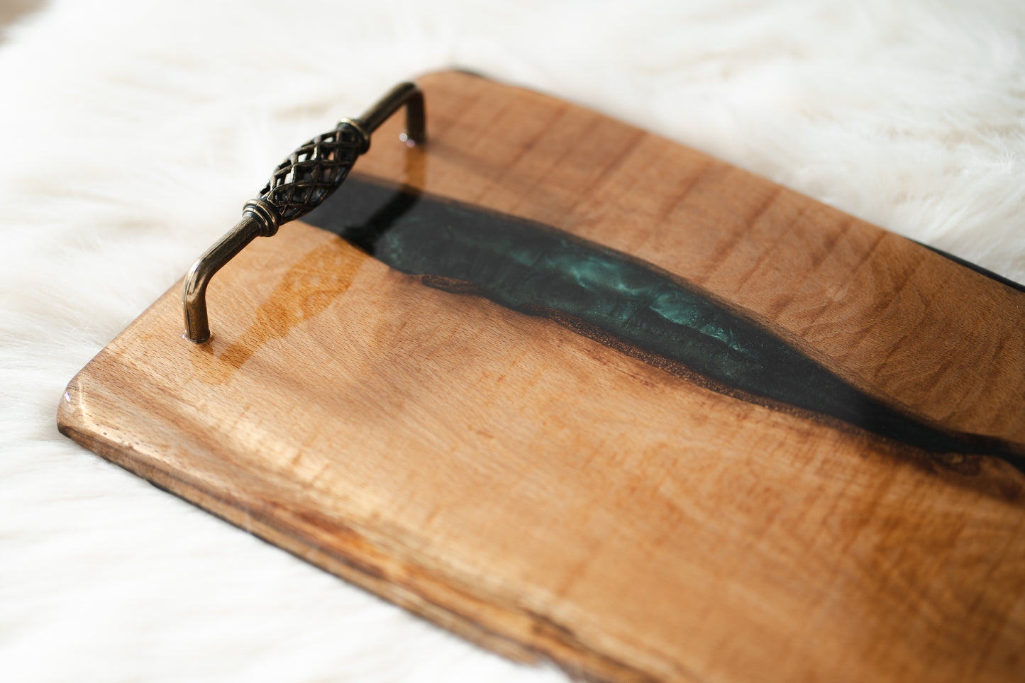 🪵 Tavă de servire din lemn masiv și rășină epoxidică