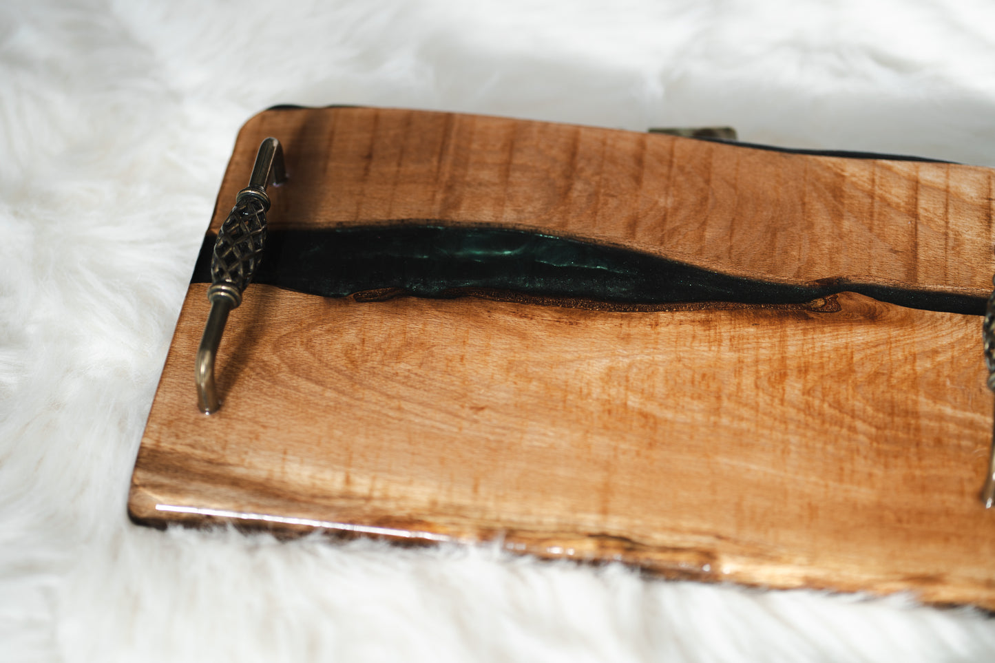 🪵 Tavă de servire din lemn masiv și rășină epoxidică