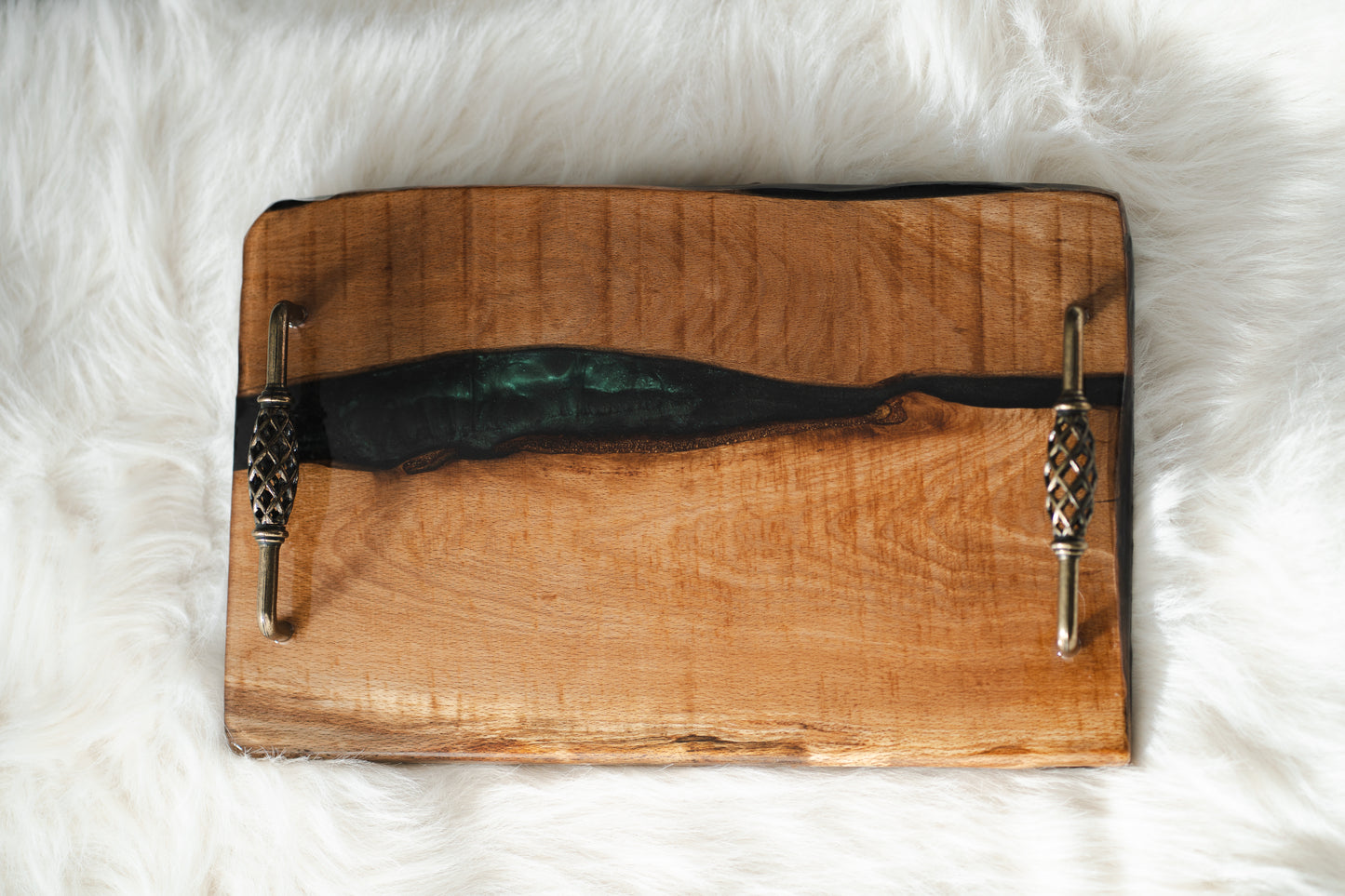 🪵 Tavă de servire din lemn masiv și rășină epoxidică