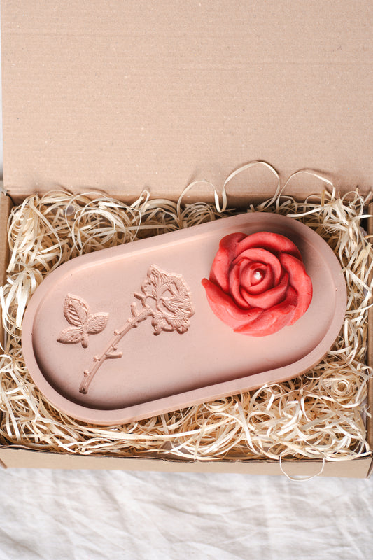 Set cadou handmade – tavă din praf ceramic cu model de trandafir și lumânare parfumată din ceară naturală în formă de trandafir