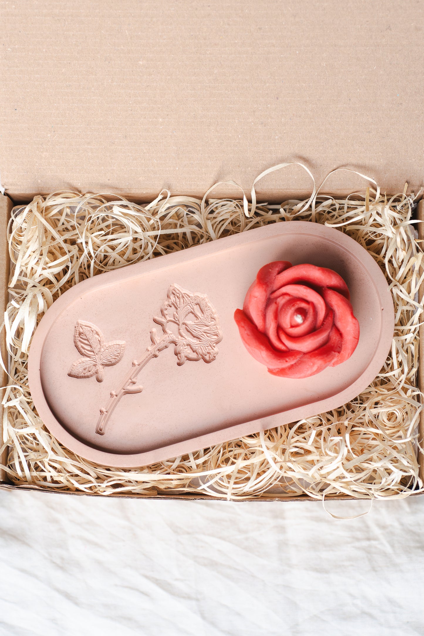 Set cadou handmade – tavă din praf ceramic cu model de trandafir și lumânare parfumată din ceară naturală în formă de trandafir