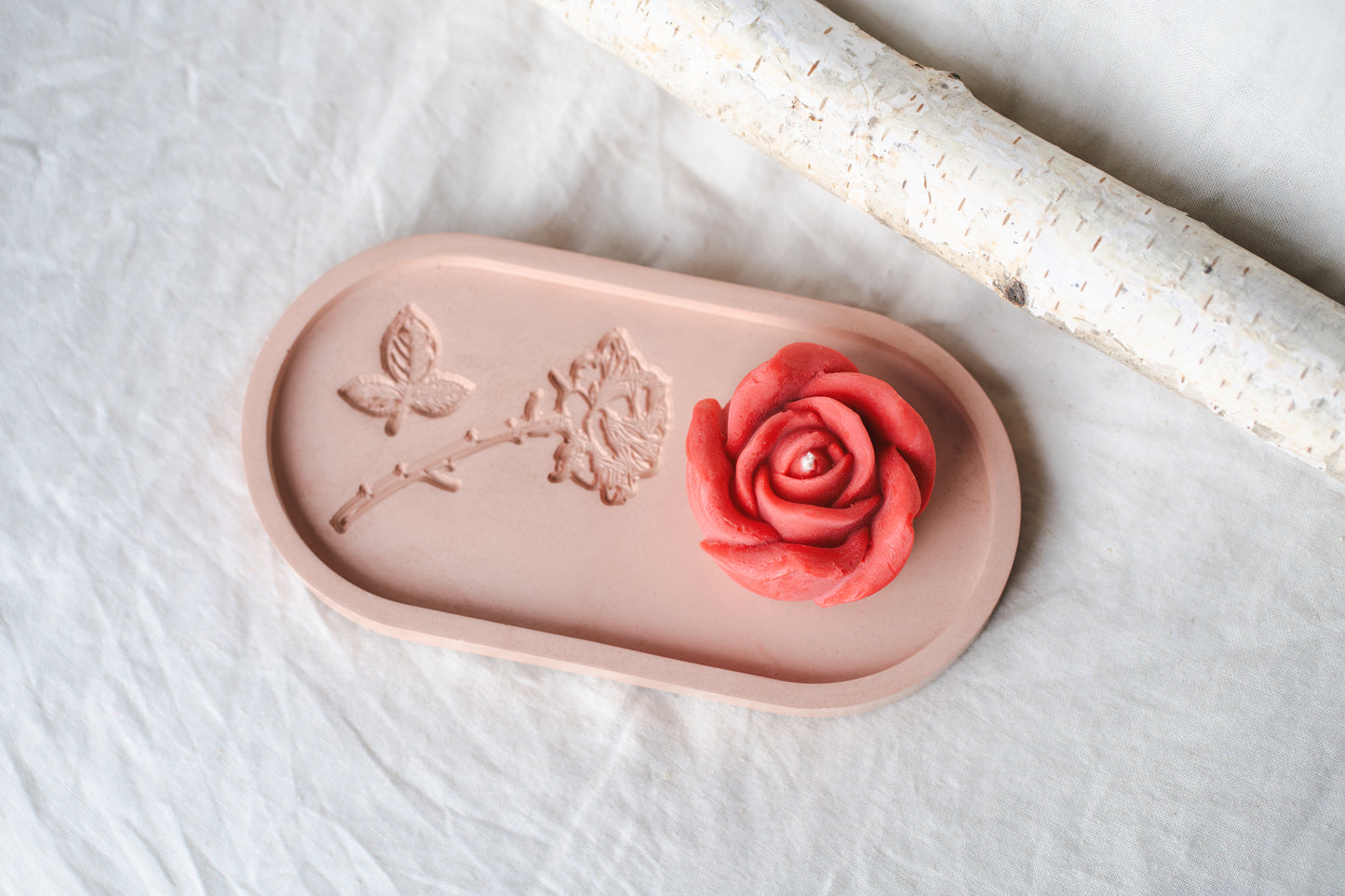 Set cadou handmade – tavă din praf ceramic cu model de trandafir și lumânare parfumată din ceară naturală în formă de trandafir