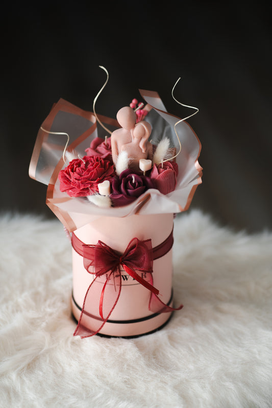 Buchet floral cu lumânări parfumate și figurina "Cuplu îmbrățișat" – Cadou romantic