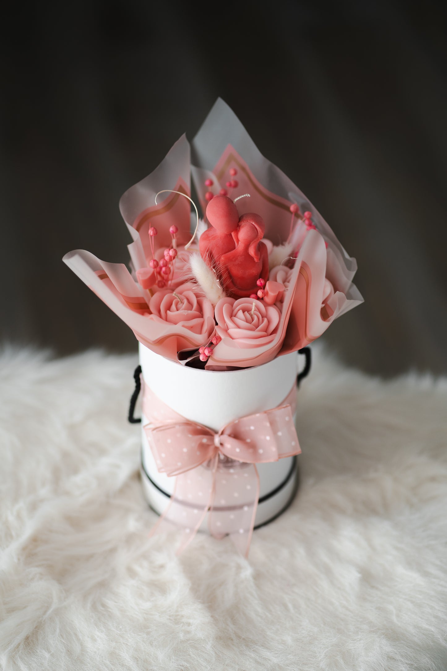 Buchet de flori din lumânări parfumate și figurina „Cuplu îmbrățișat” – Cadou handmade delicat și romantic
