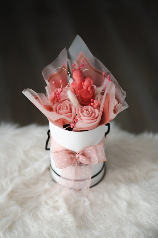 Buchet de flori din lumânări parfumate și figurina „Cuplu îmbrățișat” – Cadou handmade delicat și romantic