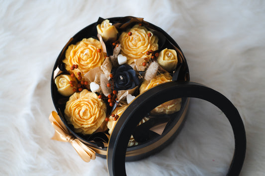 Buchet de trandafiri galbeni și negri din lumânări parfumate – ceară naturală de soia, aromă flori de vară, în cutie elegantă cu geam