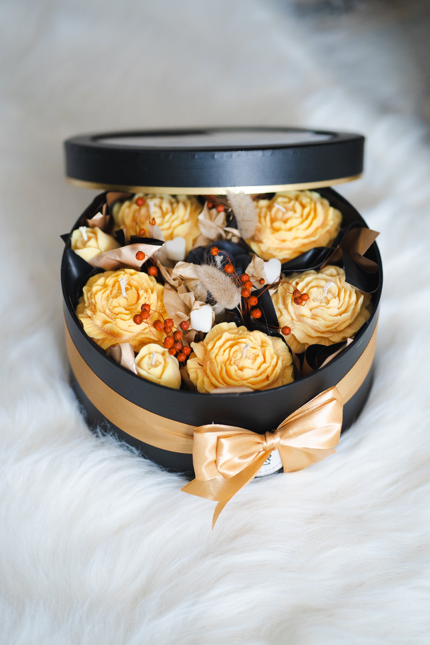 Buchet de trandafiri galbeni și negri din lumânări parfumate – ceară naturală de soia, aromă flori de vară, în cutie elegantă cu geam