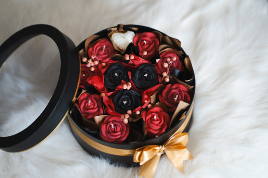 Buchet de trandafiri roșii și negri din lumânări parfumate – ceară naturală de soia, aromă flori de vară, în cutie elegantă cu geam