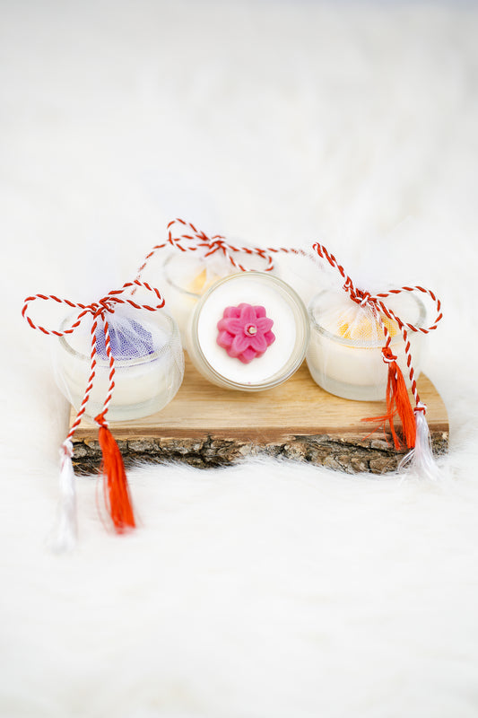 Mărțișor lumânare parfumată din ceară de soia – în recipient de sticlă, decorat cu floare