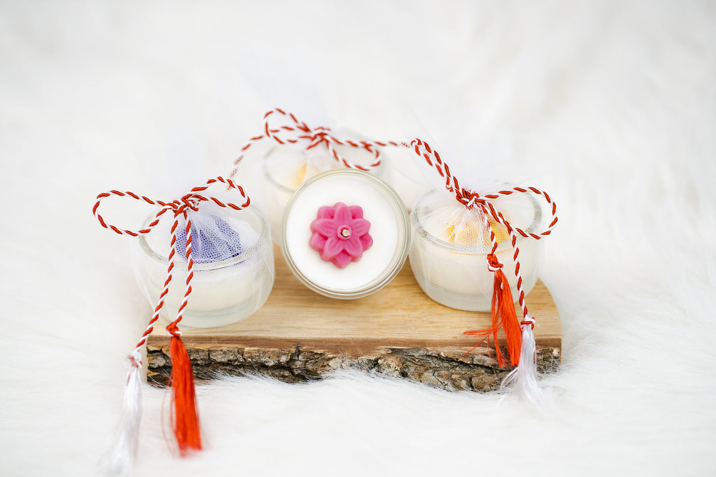 Mărțișor lumânare parfumată din ceară de soia – în recipient de sticlă, decorat cu floare