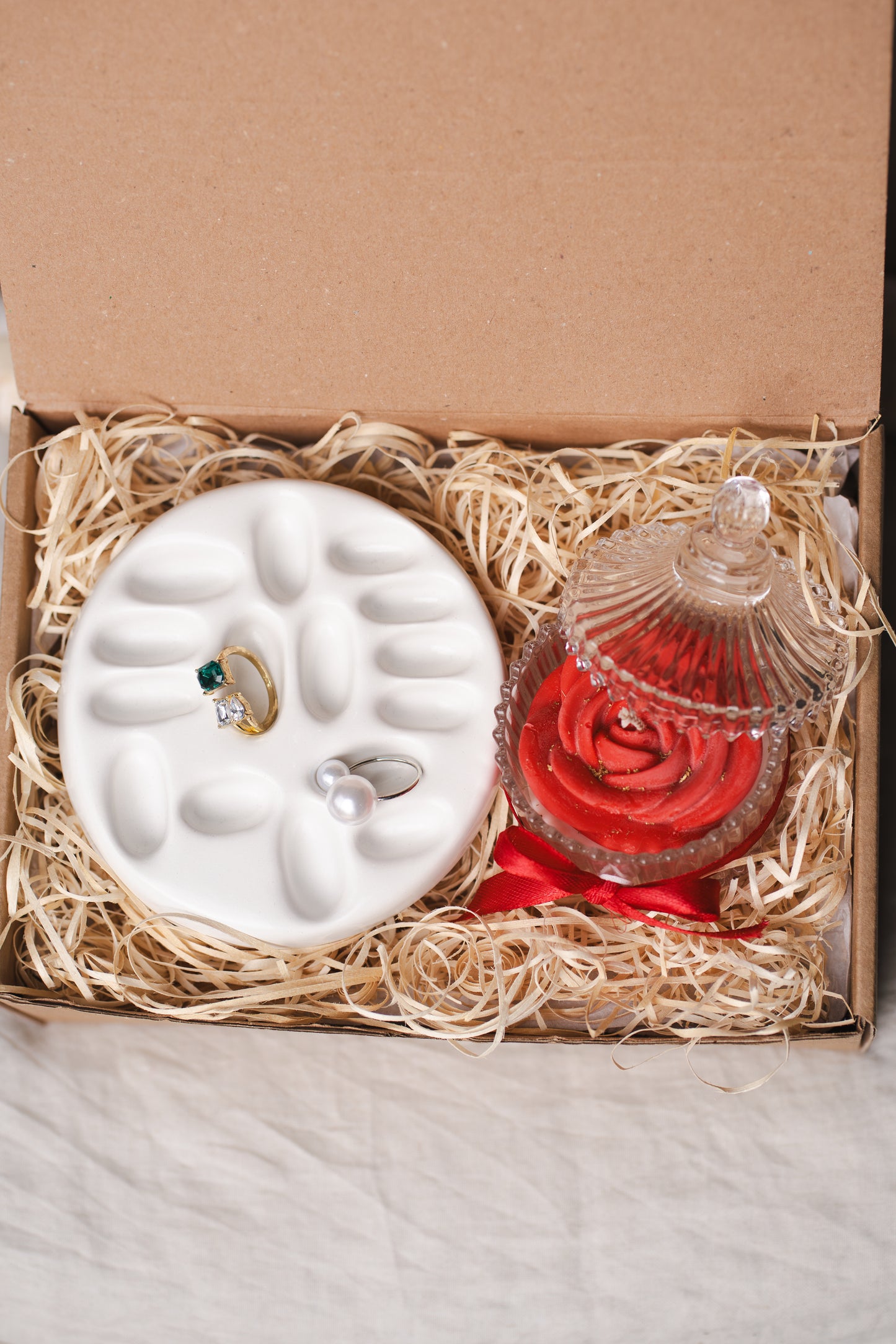 Set cadou – suport bijuterii și lumânare trandafir din ceară de soia