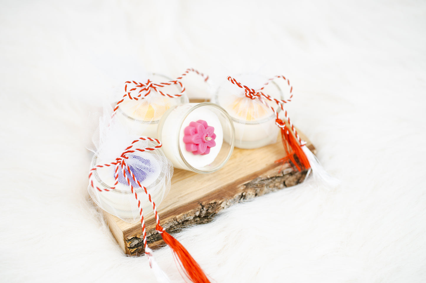 Mărțișor lumânare parfumată din ceară de soia – în recipient de sticlă, decorat cu floare