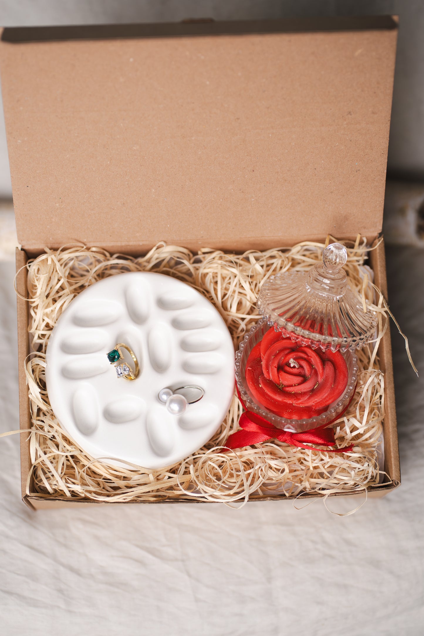 Set cadou – suport bijuterii și lumânare trandafir din ceară de soia