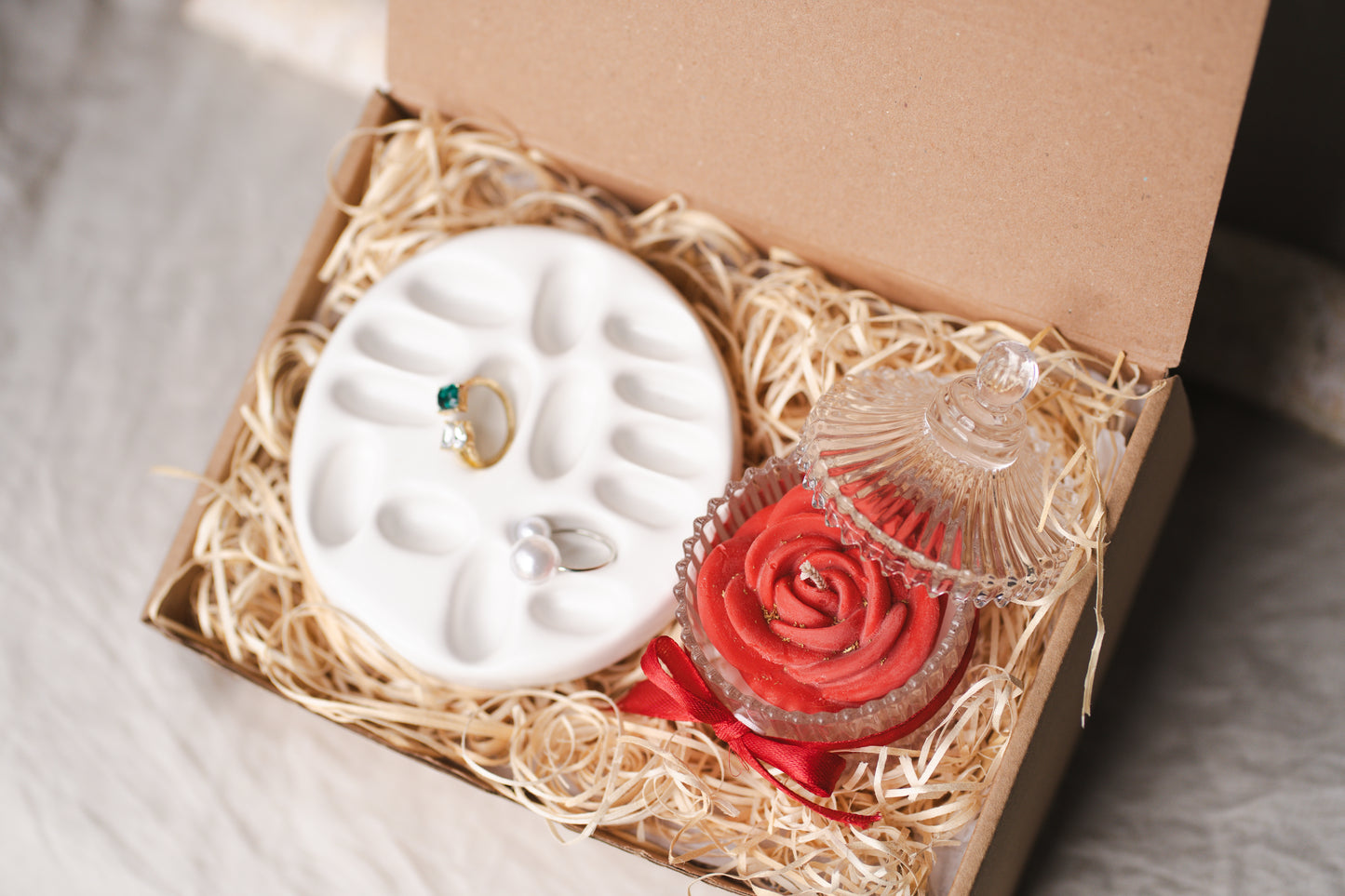 Set cadou – suport bijuterii și lumânare trandafir din ceară de soia