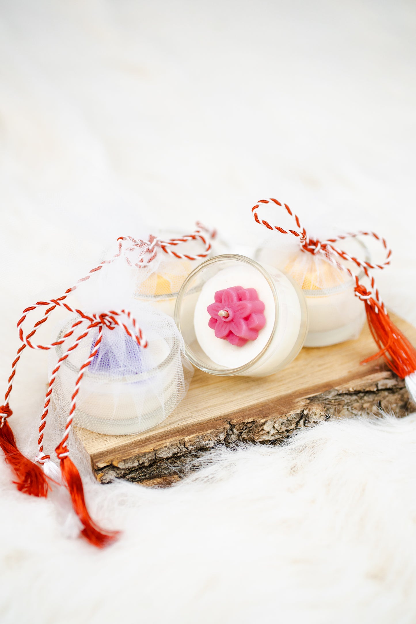 Mărțișor lumânare parfumată din ceară de soia – în recipient de sticlă, decorat cu floare