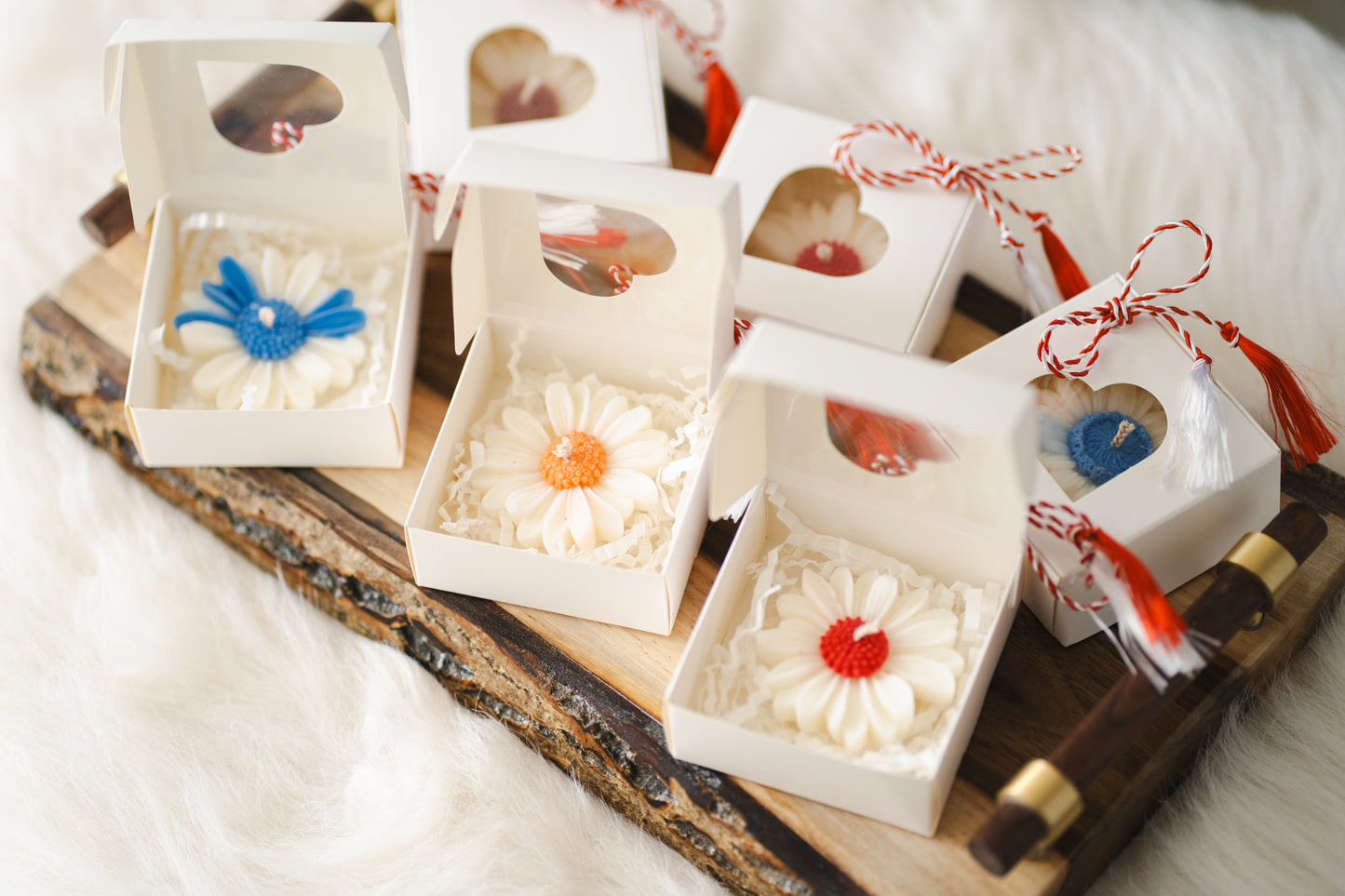Mărțișor lumânare parfumată din ceară de soia – formă de margaretă, în cutie albă cu șnur alb-roșu și buburuză