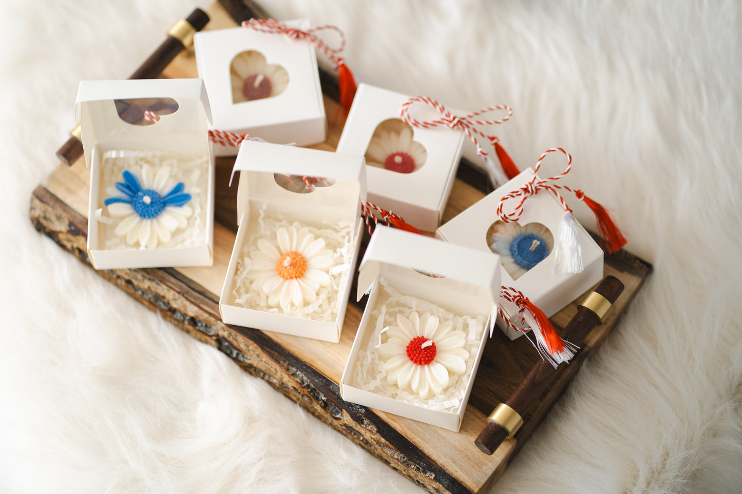 Mărțișor lumânare parfumată din ceară de soia – formă de margaretă, în cutie albă cu șnur alb-roșu și buburuză