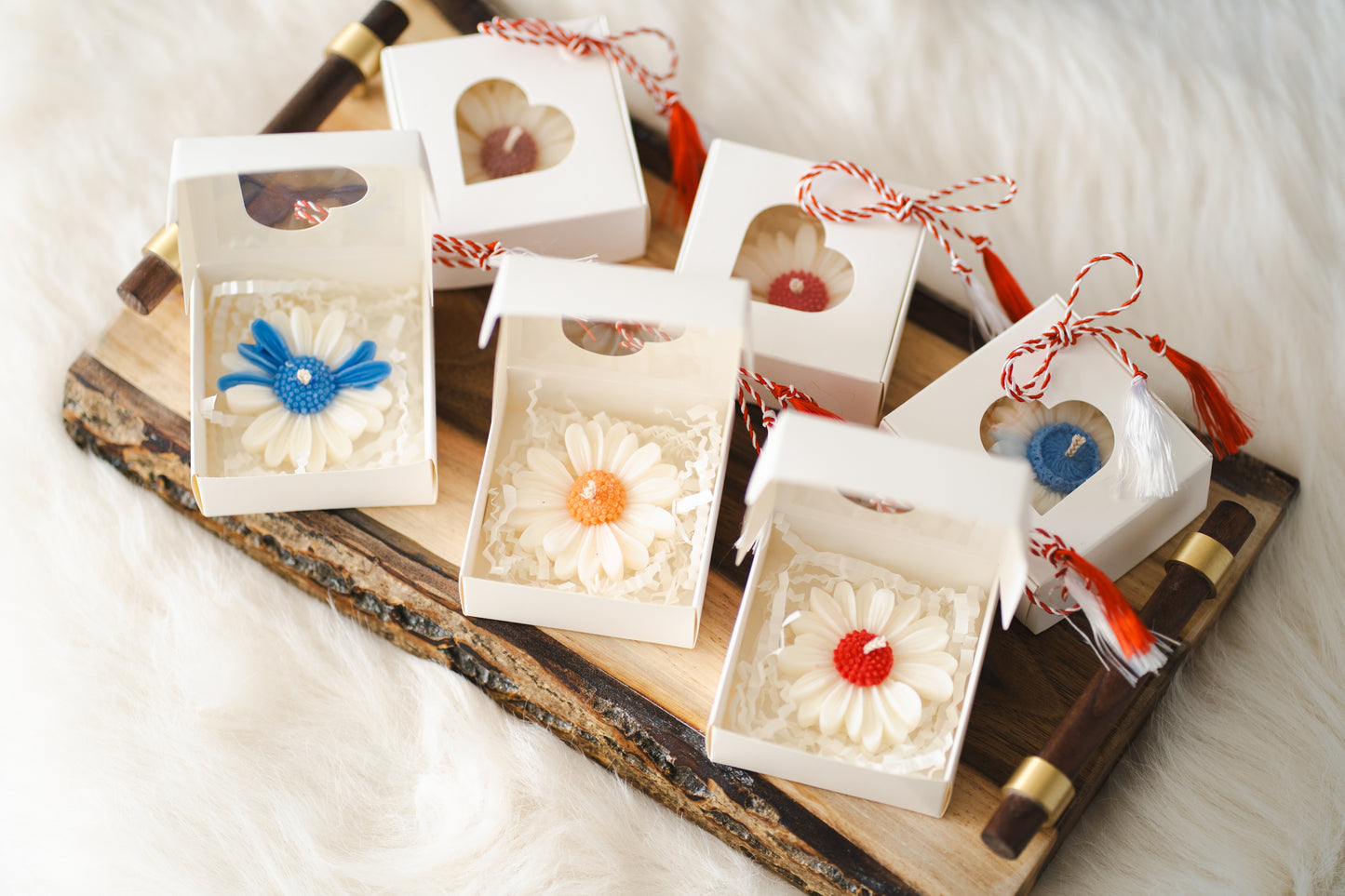 Mărțișor lumânare parfumată din ceară de soia – formă de margaretă, în cutie albă cu șnur alb-roșu și buburuză