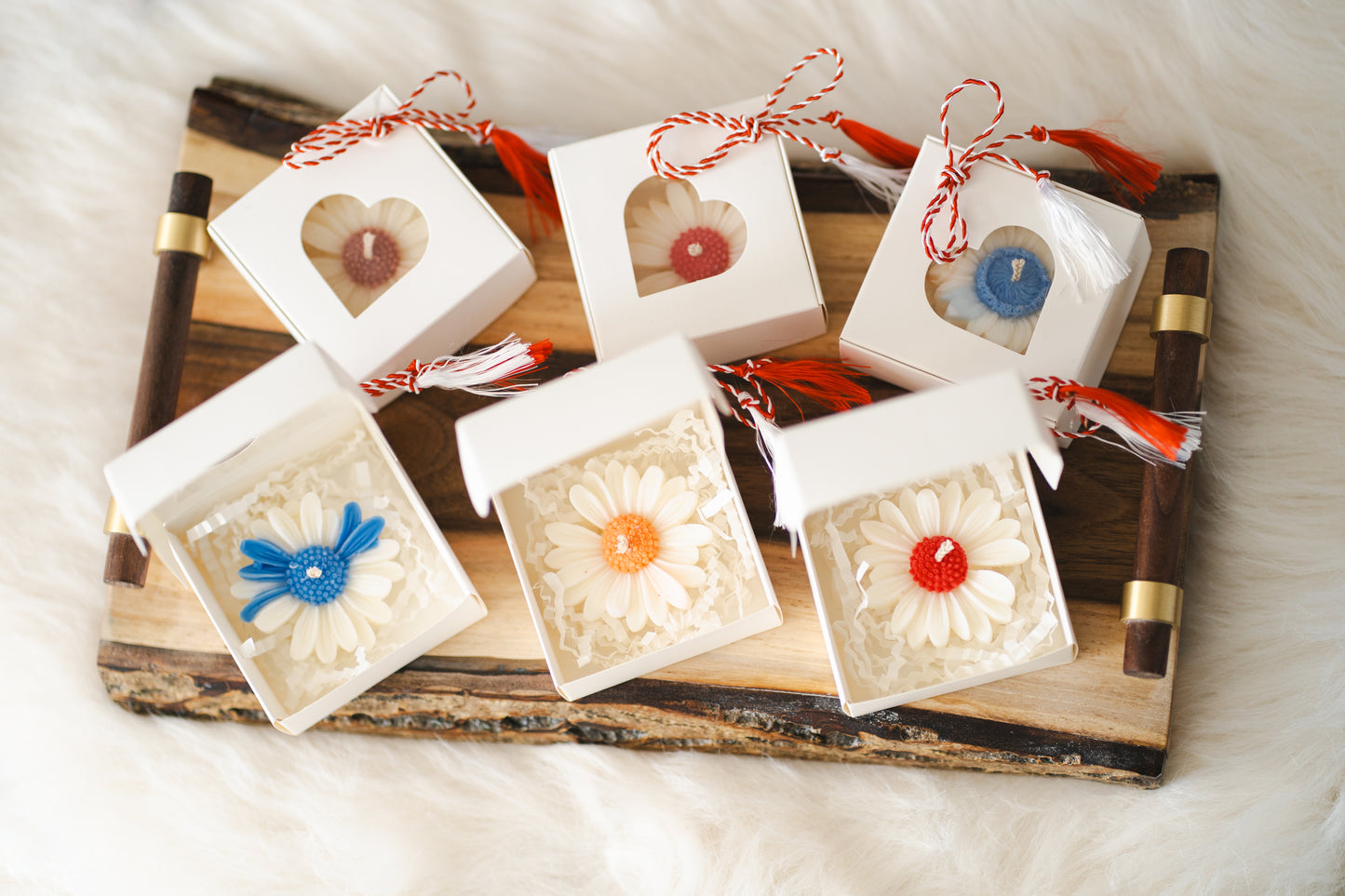 Mărțișor lumânare parfumată din ceară de soia – formă de margaretă, în cutie albă cu șnur alb-roșu și buburuză