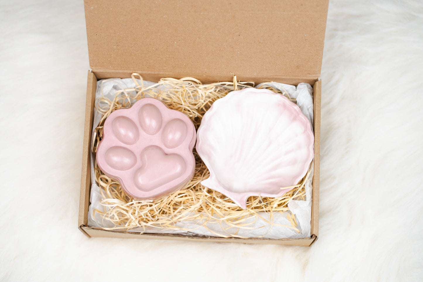 Set cadou handmade – lumânare în formă de lăbuță și tavă scoică, în nuanțe pastel