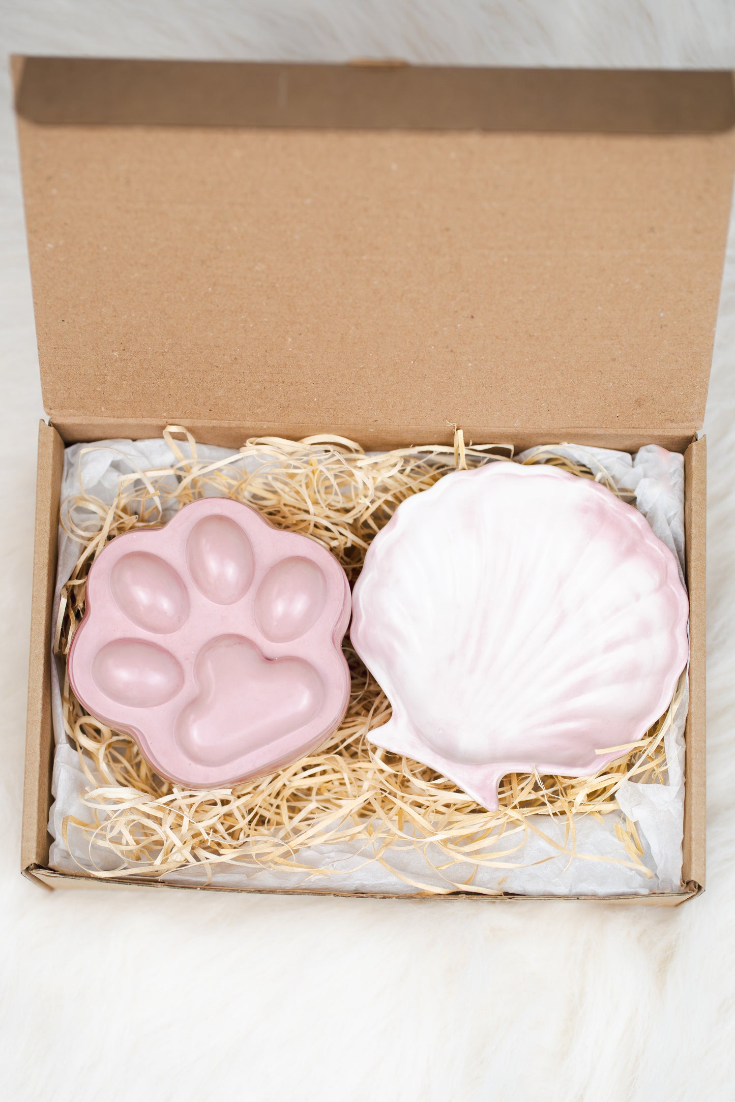 Set cadou handmade – lumânare în formă de lăbuță și tavă scoică, în nuanțe pastel