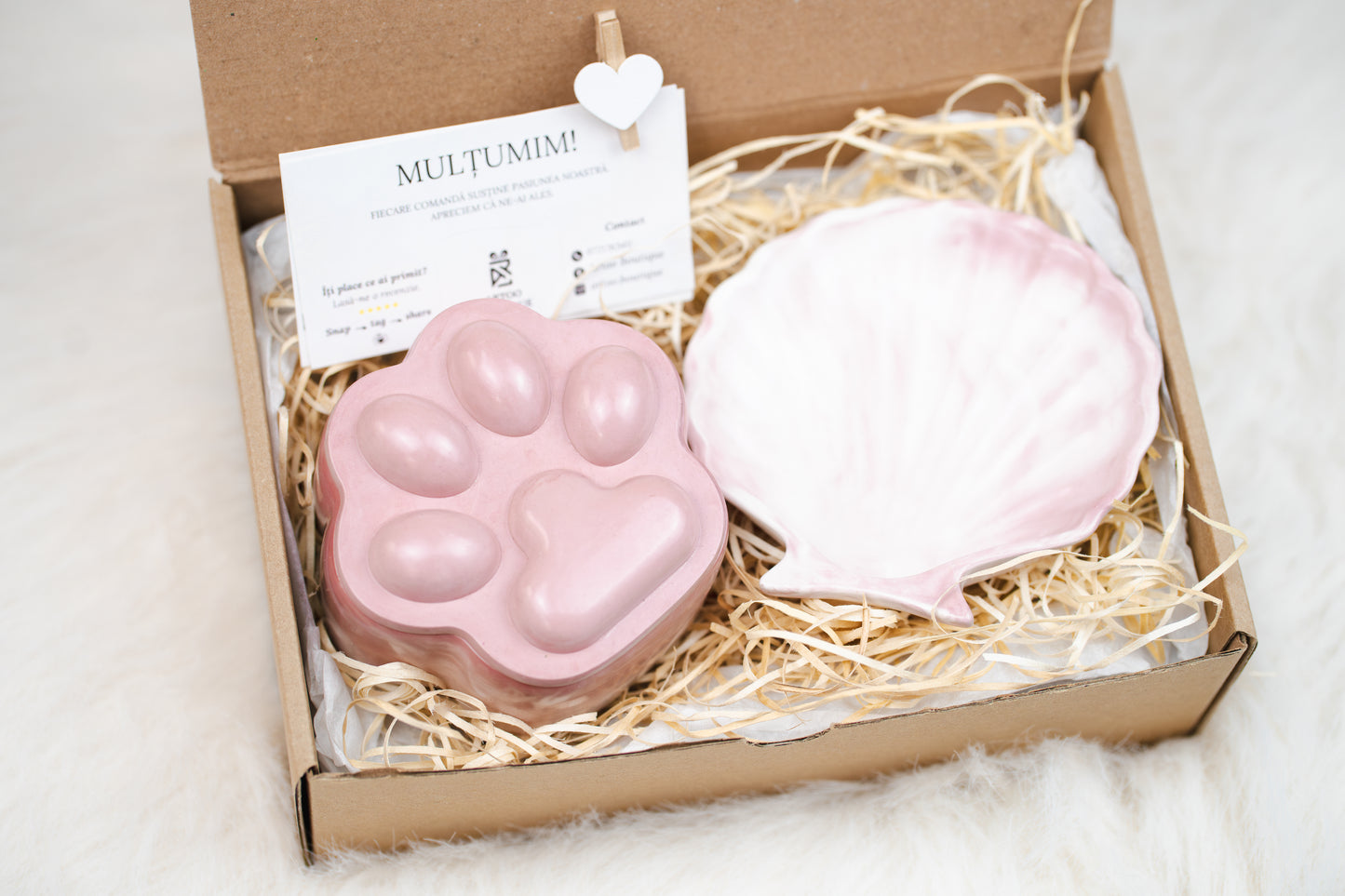 Set cadou handmade – lumânare în formă de lăbuță și tavă scoică, în nuanțe pastel