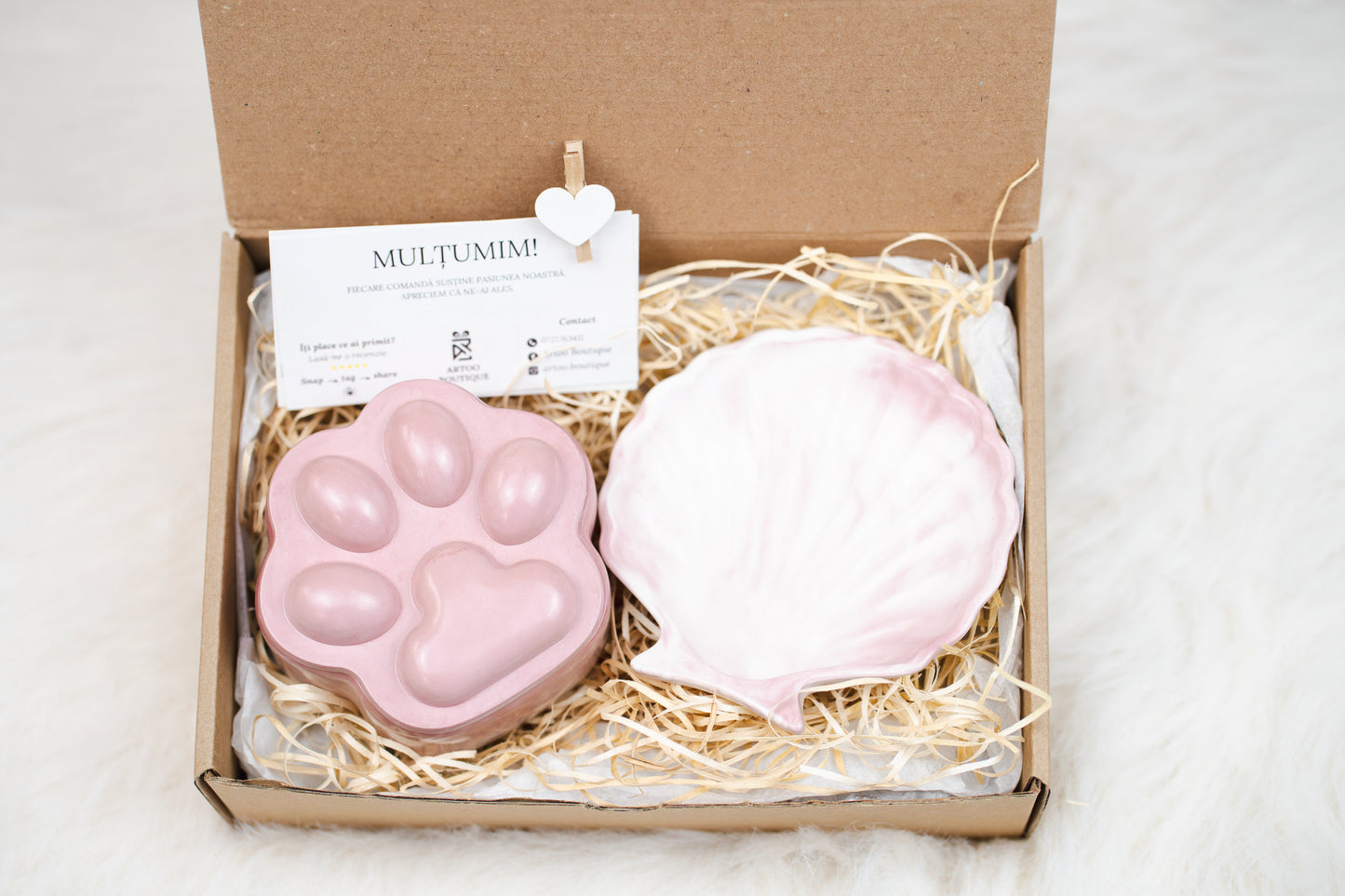 Set cadou handmade – lumânare în formă de lăbuță și tavă scoică, în nuanțe pastel