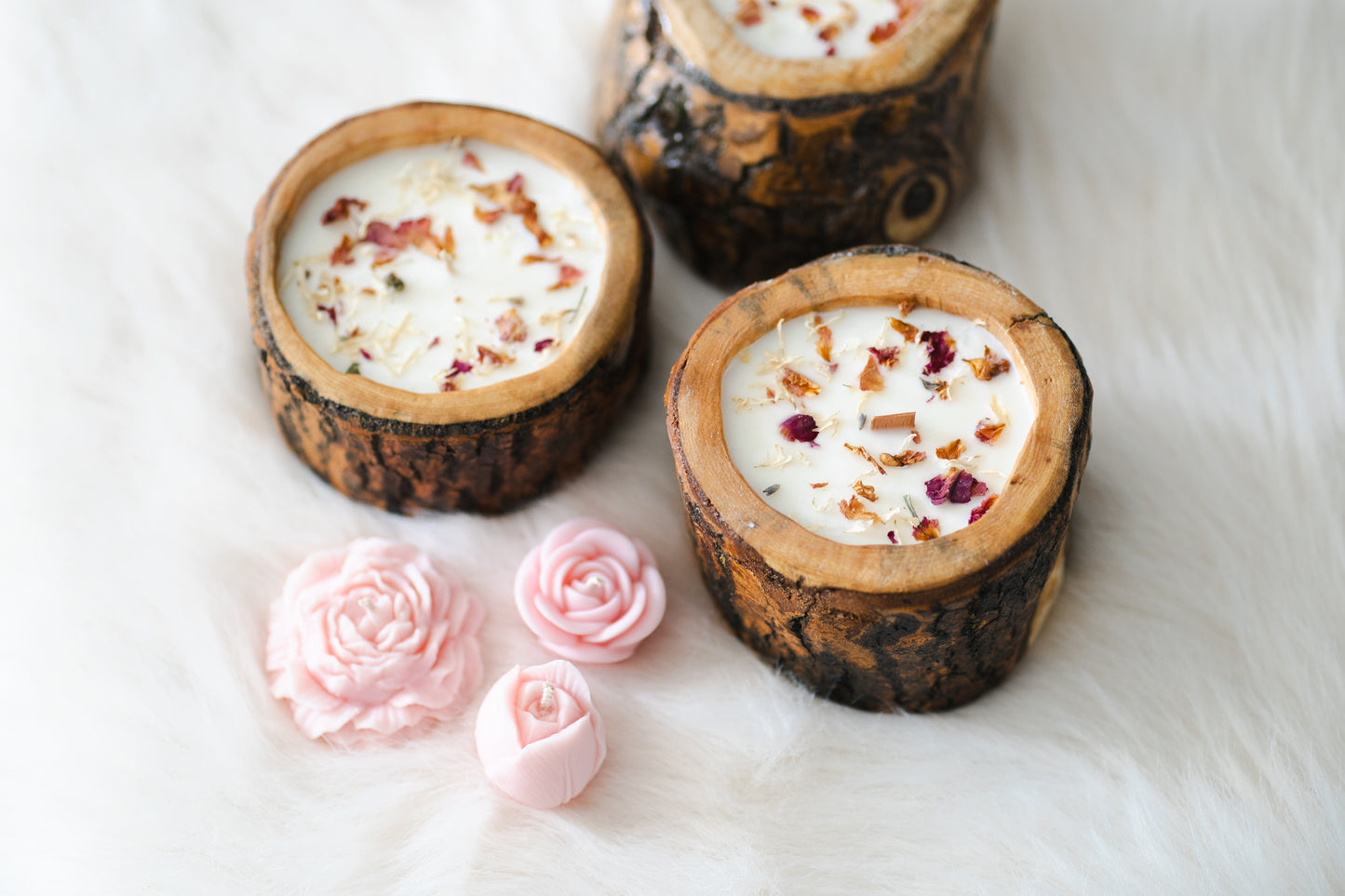 Lumânare parfumată din ceară de soia – în recipient din lemn cu scoarță, decorată cu flori uscate