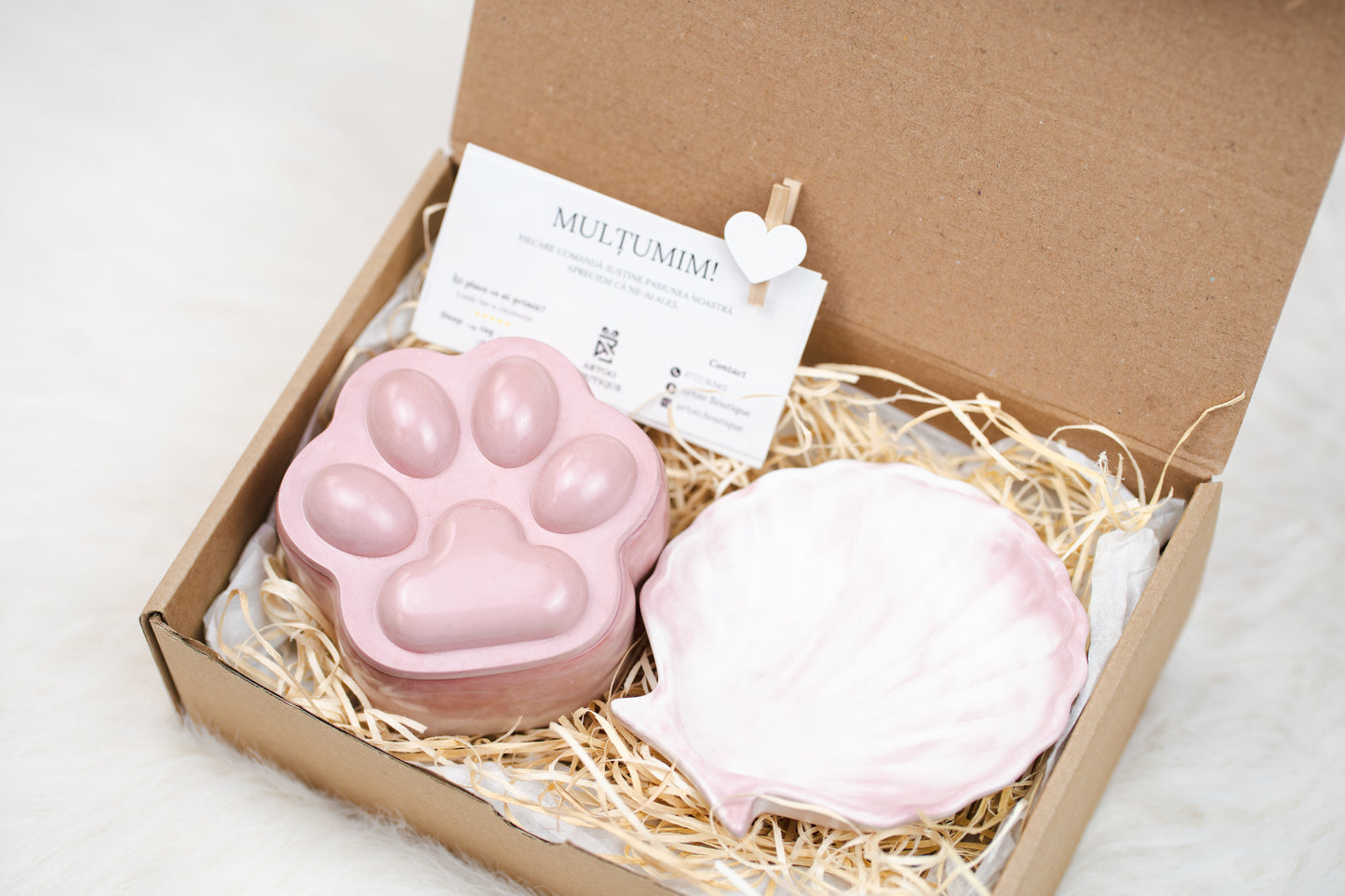 Set cadou handmade – lumânare în formă de lăbuță și tavă scoică, în nuanțe pastel