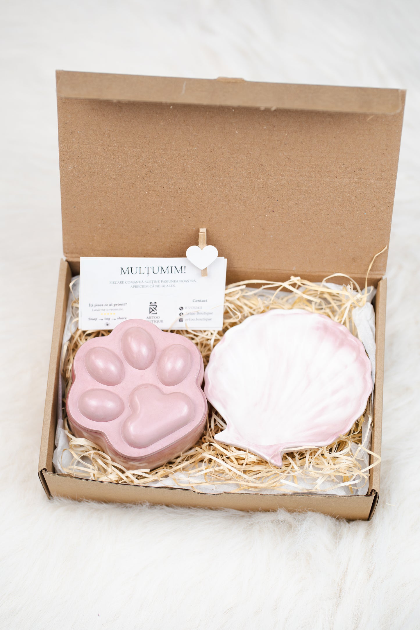 Set cadou handmade – lumânare în formă de lăbuță și tavă scoică, în nuanțe pastel