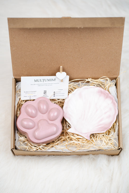 Set cadou handmade – lumânare în formă de lăbuță și tavă scoică, în nuanțe pastel