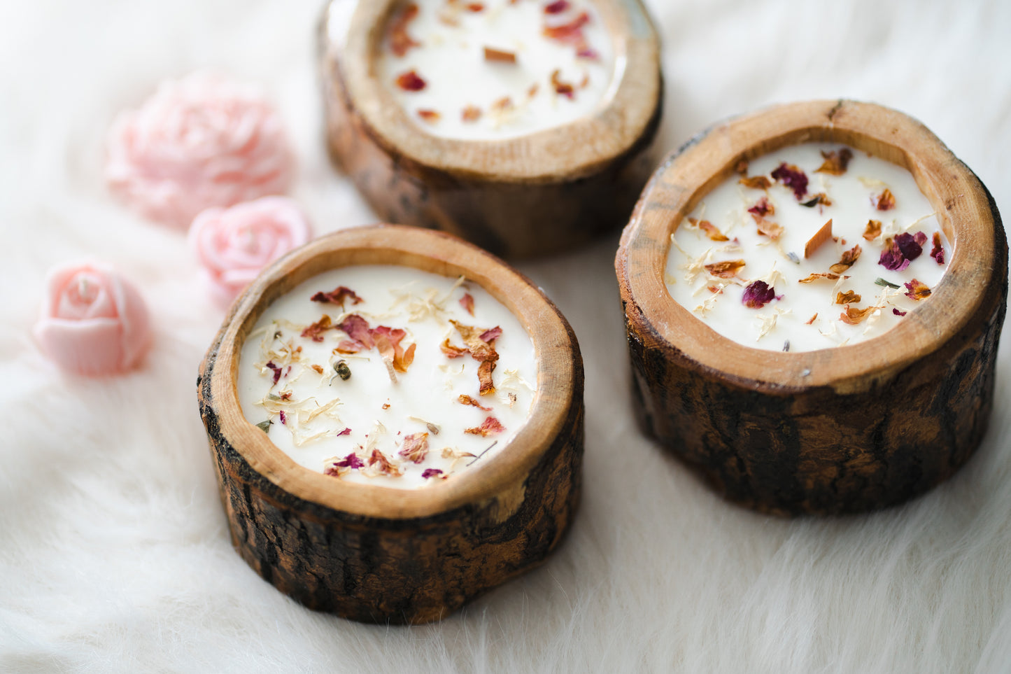 Lumânare parfumată din ceară de soia – în recipient din lemn cu scoarță, decorată cu flori uscate